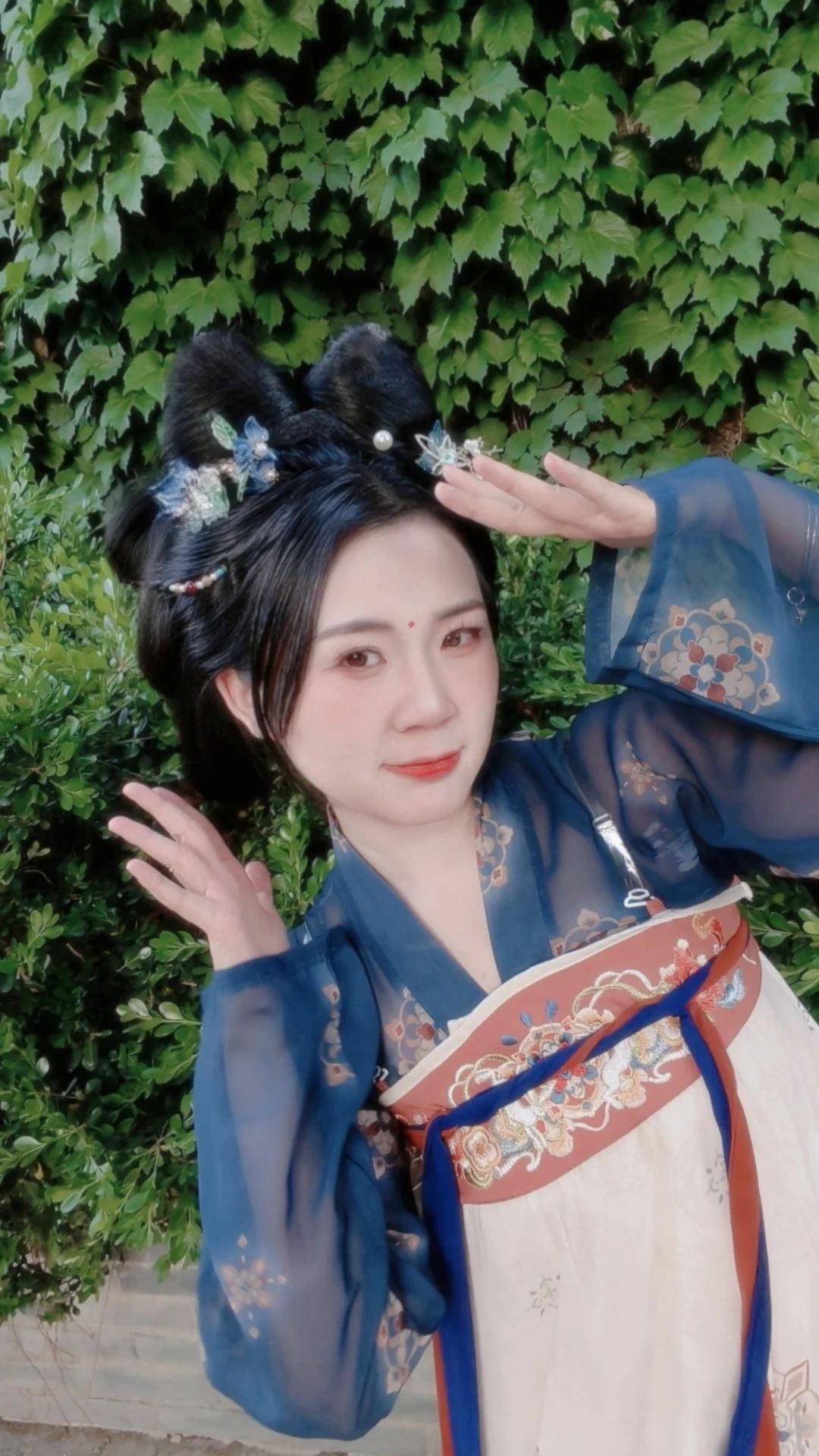 穿上汉服，仿佛穿越千年，走进了那个诗情画