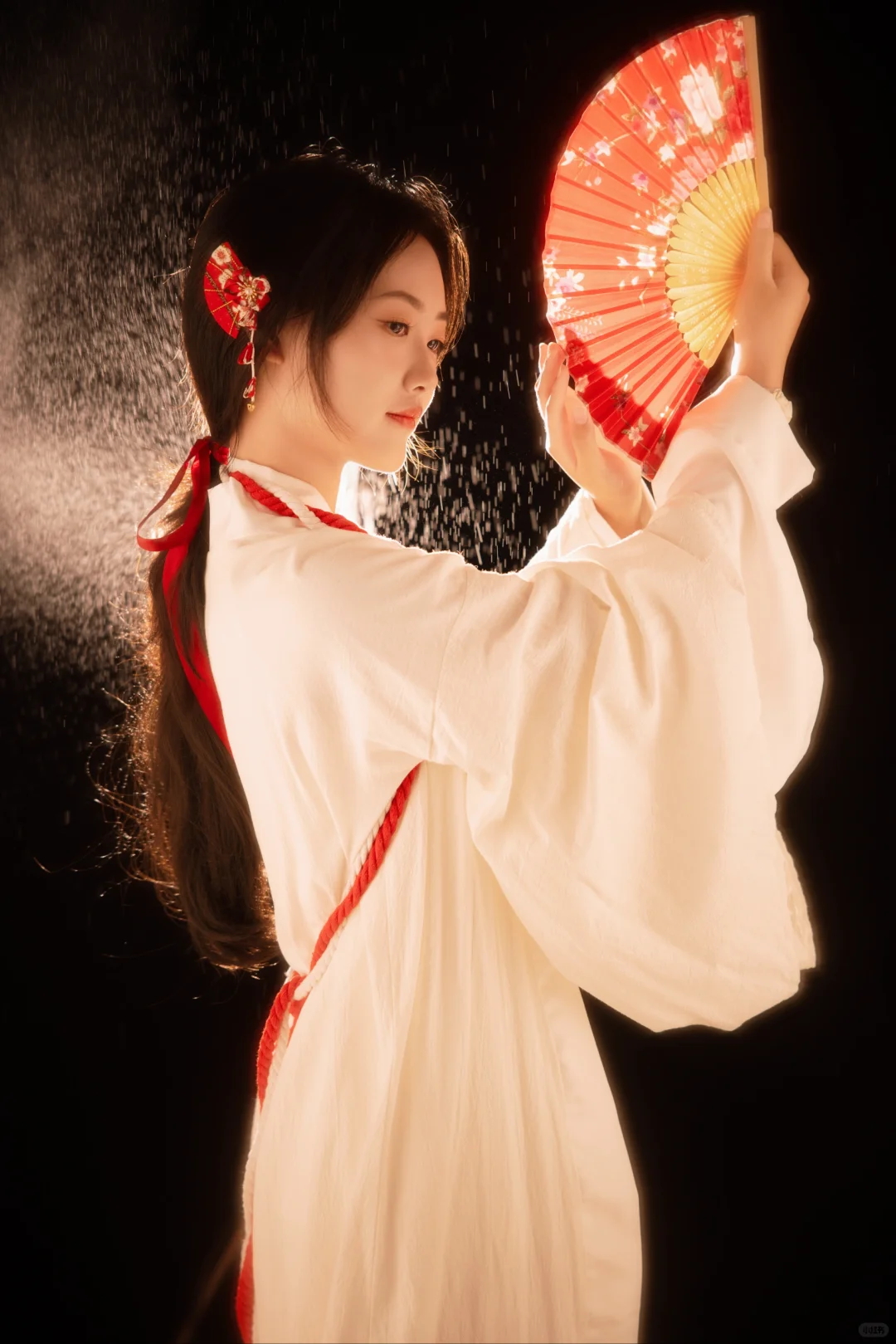 不会吧，2024年了还在拍神明少女？