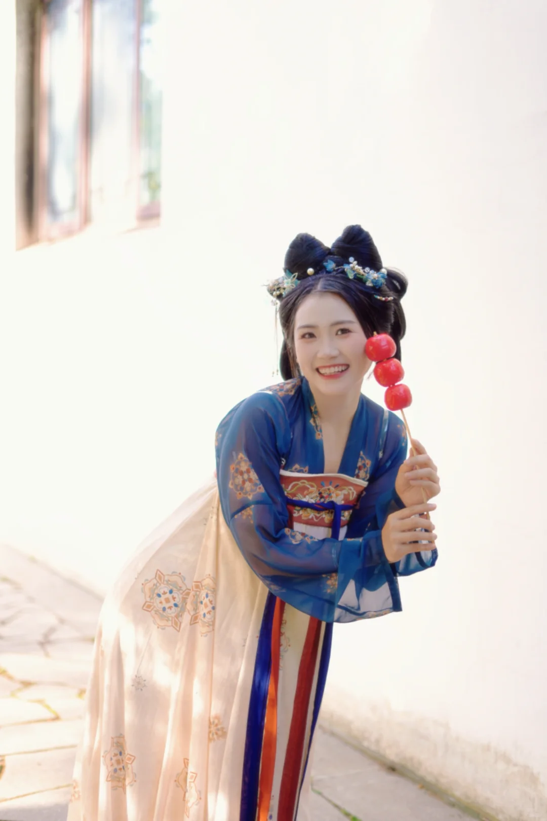 穿上汉服，仿佛穿越千年，走进了那个诗情画