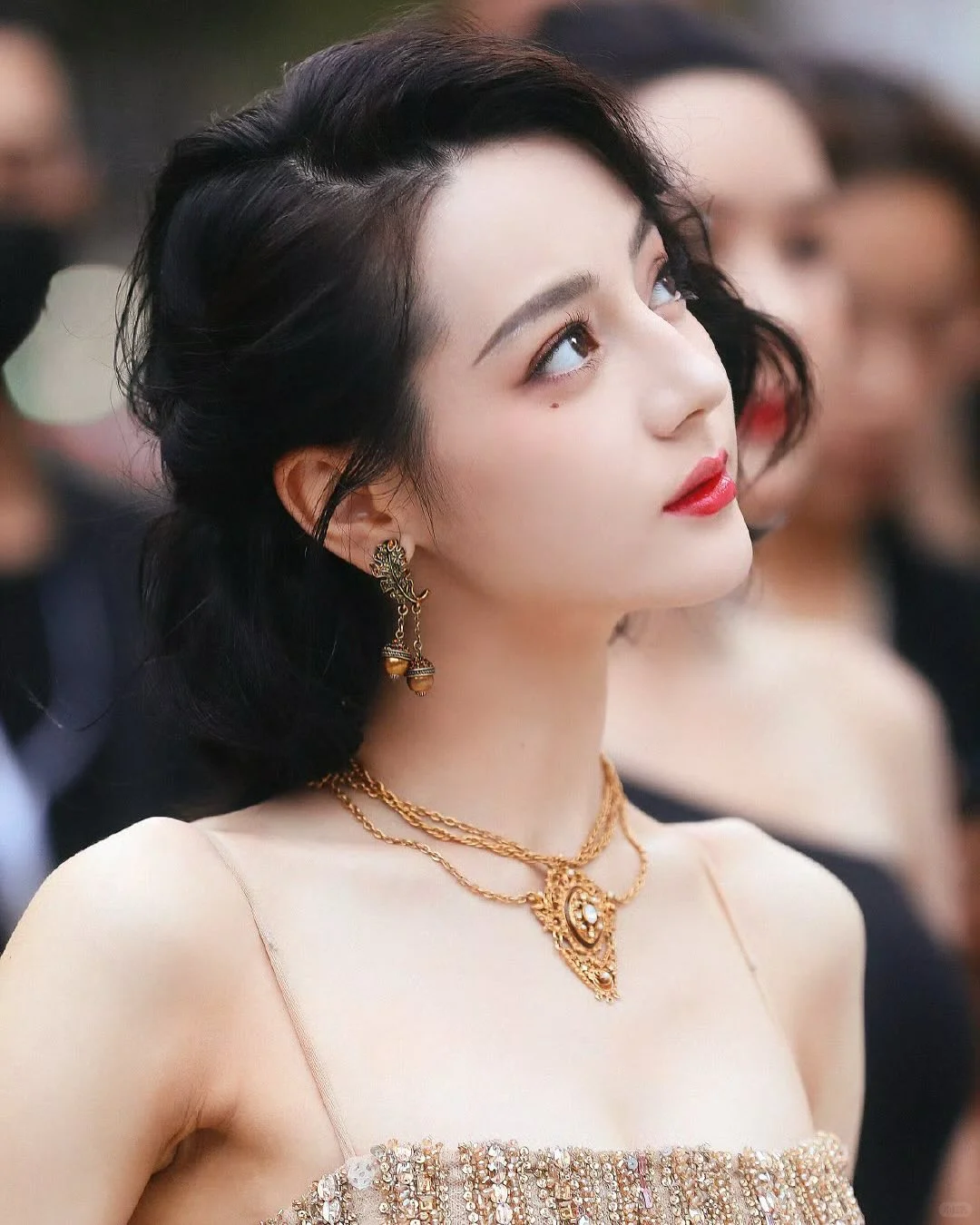 爱上了她的眉眼和一颦一笑