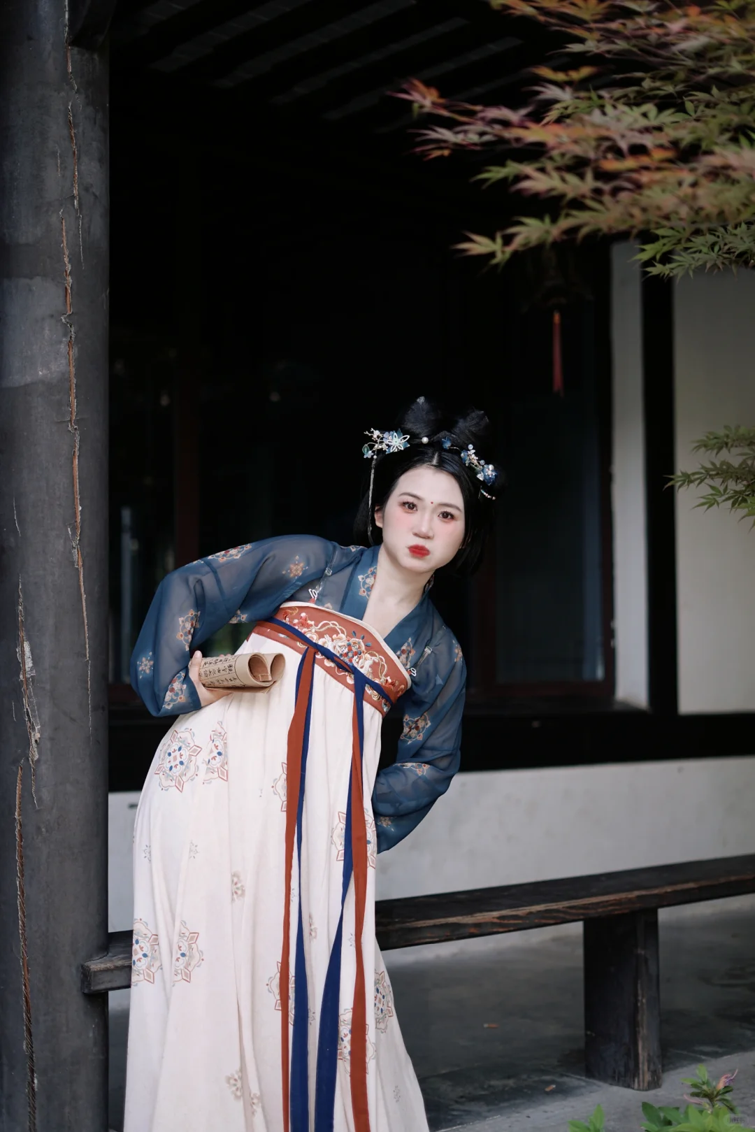 穿上汉服，仿佛穿越千年，走进了那个诗情画