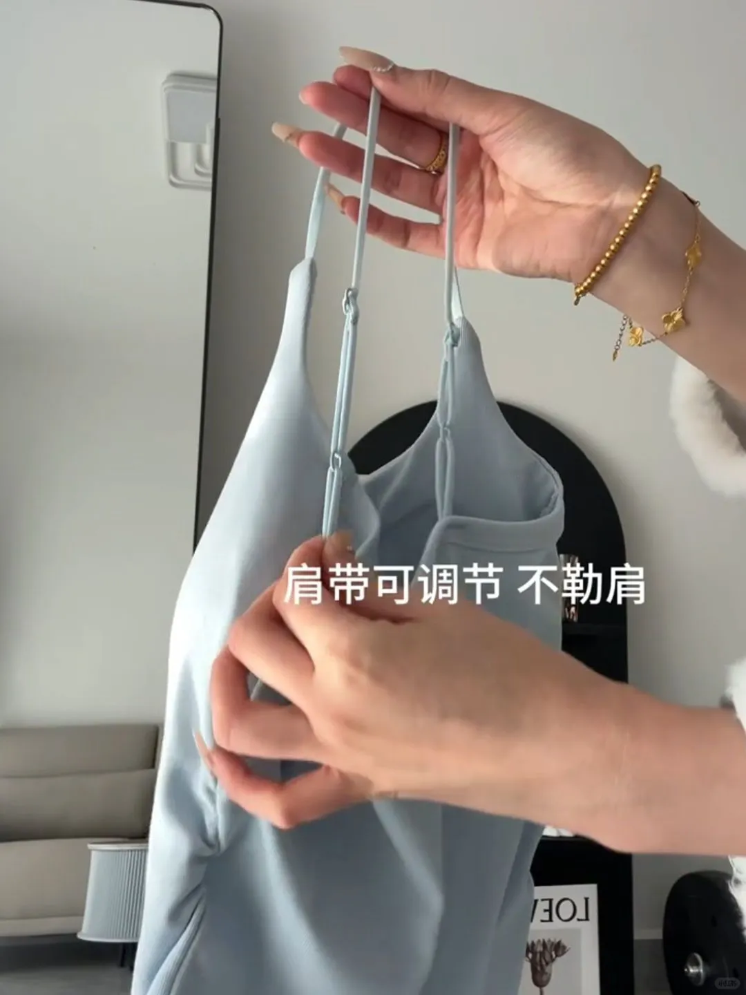 没有人会不喜欢这个雾霾蓝的小背心吧😂