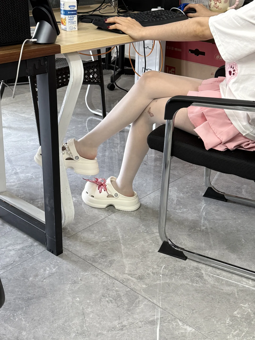 我勒个豆儿！！！被同事的白丝…..