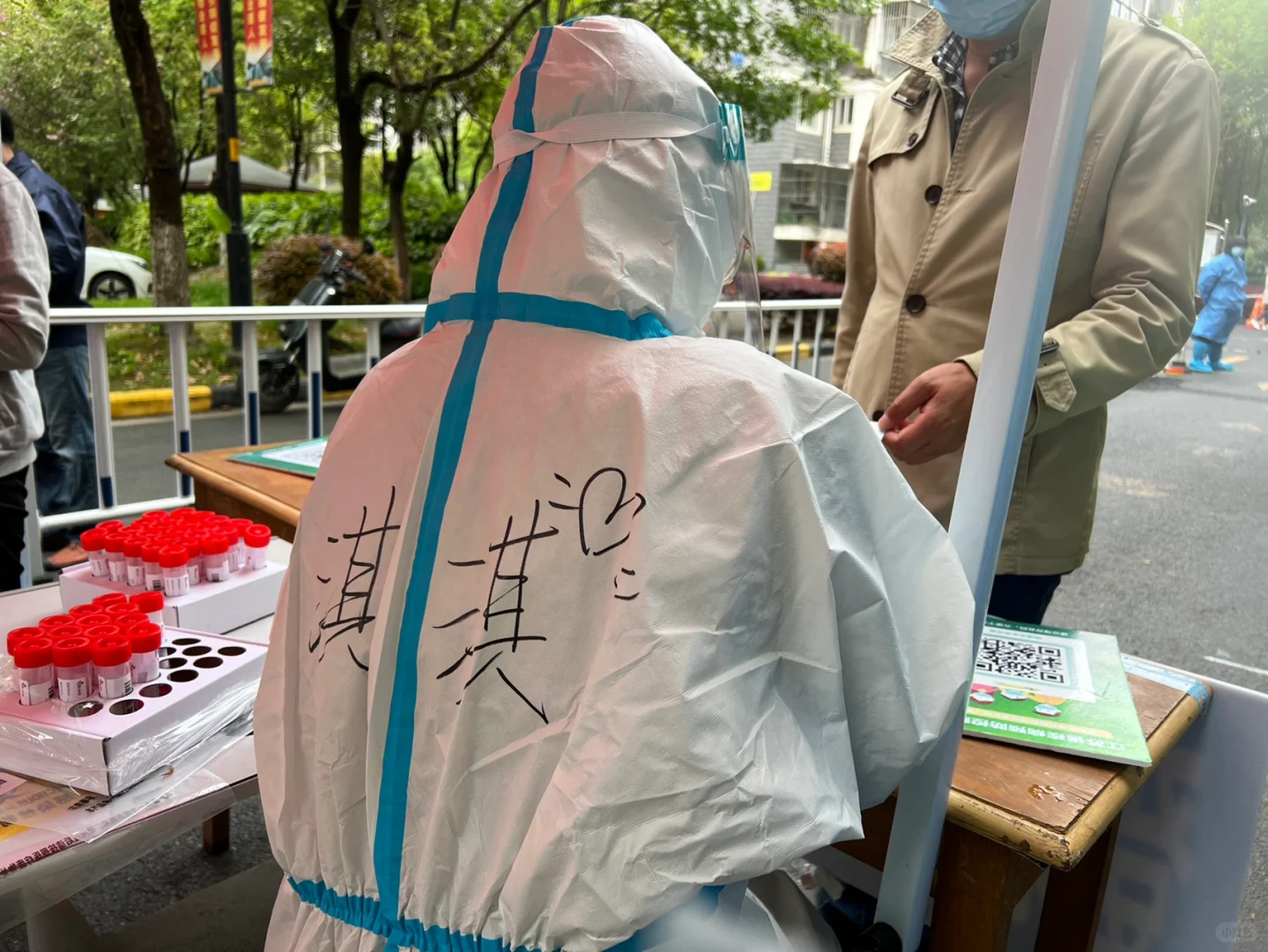 不发朋友圈了但想悄咪咪发个小红书