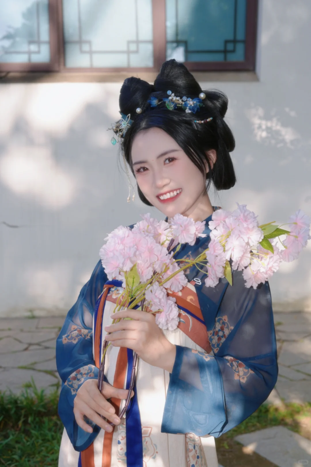 穿上汉服，仿佛穿越千年，走进了那个诗情画