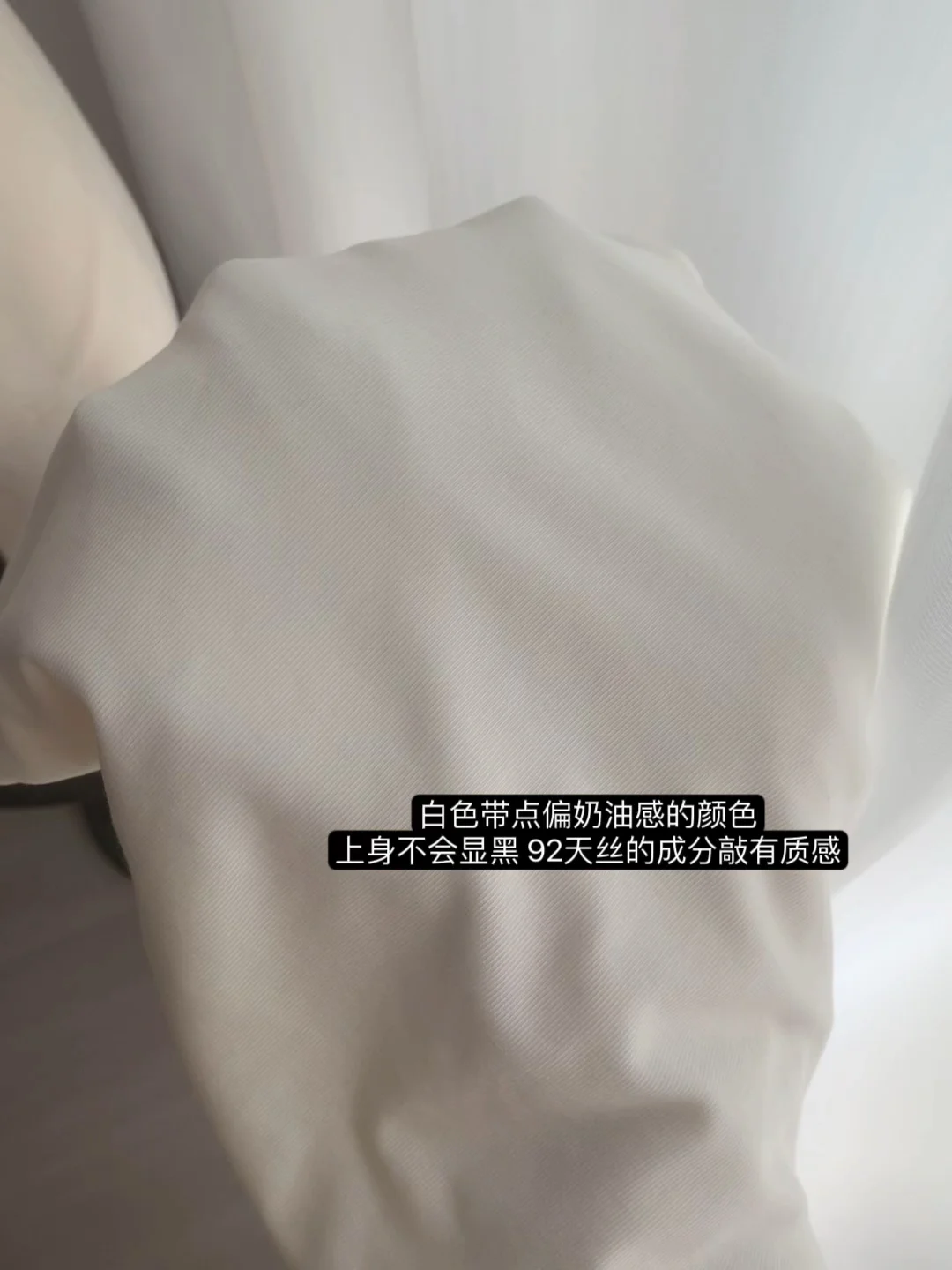 出逃斜肩两色上衣补啦浅春系穿搭