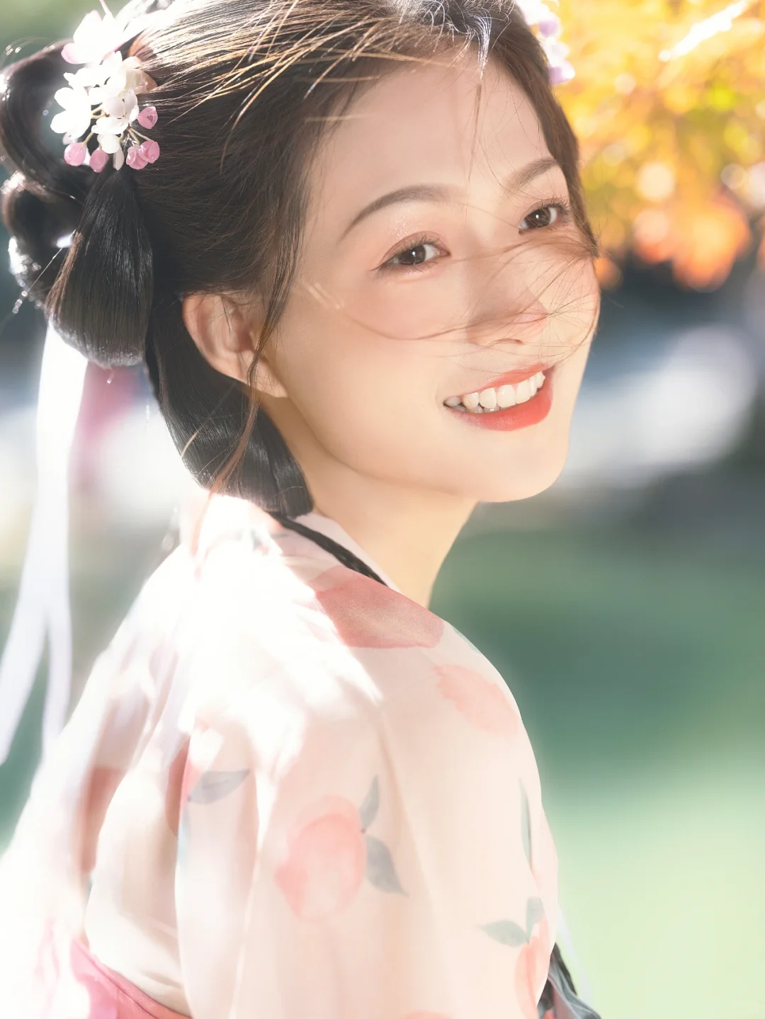阳光下的古风美少女