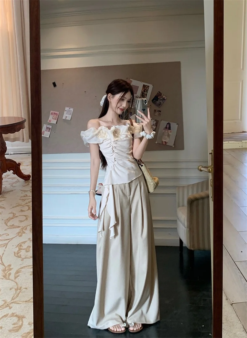 五一出游穿搭～杏色花朵上衣搭卡其阔腿裤！