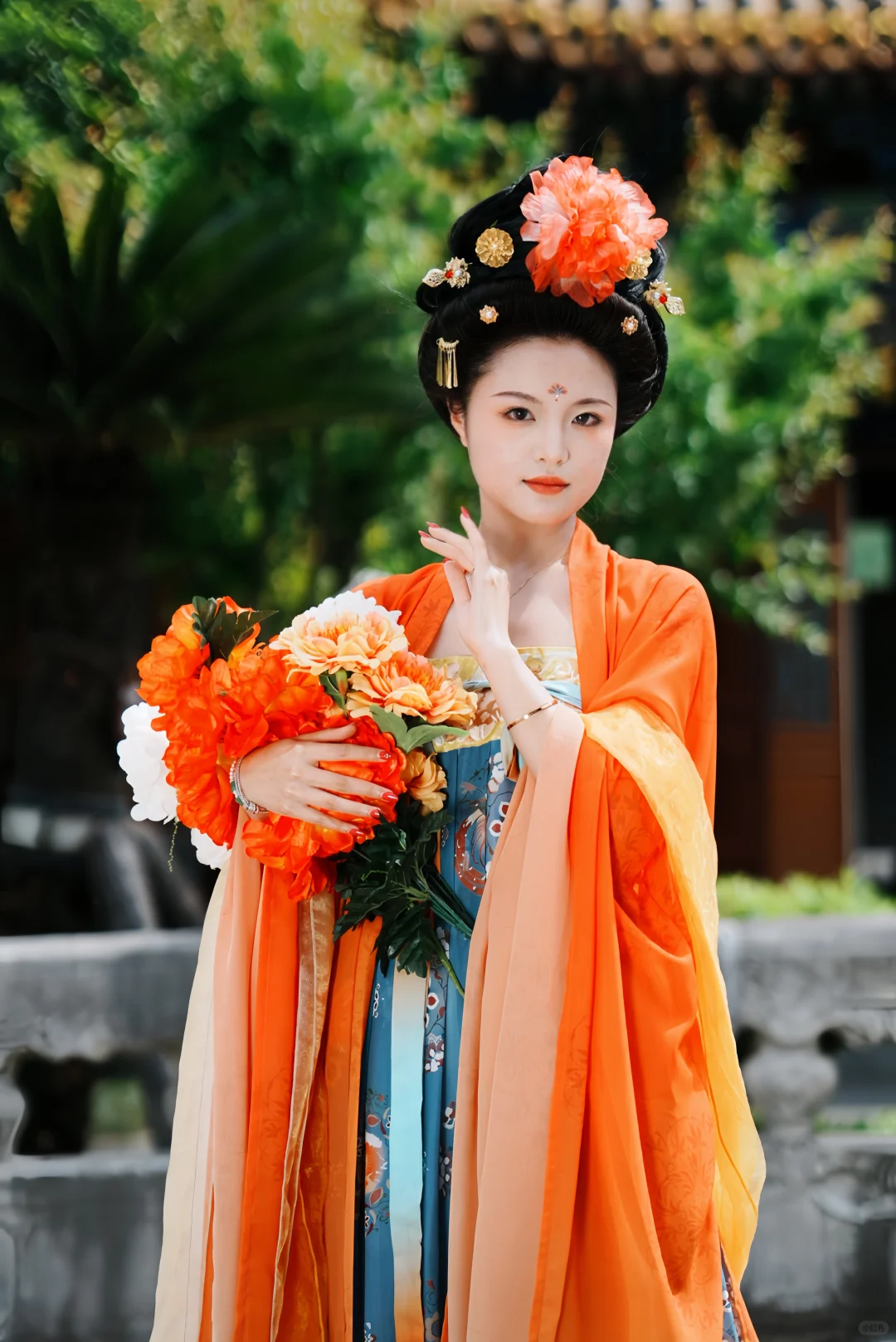 越女新妆出镜心，自知明艳更沉吟
