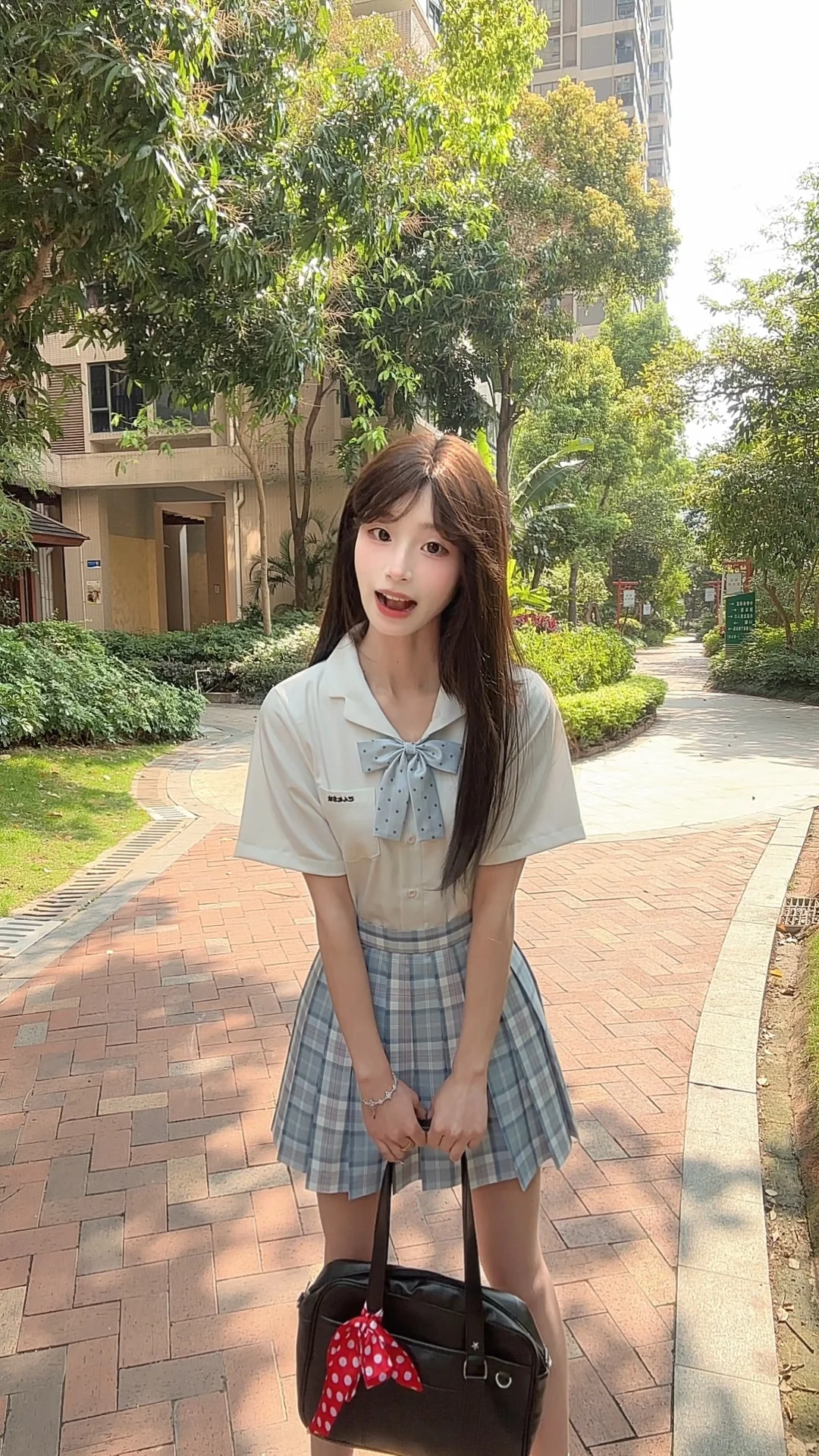 想当甜妹 无奈嘴一张像小学生(｡•́︿•̀｡)