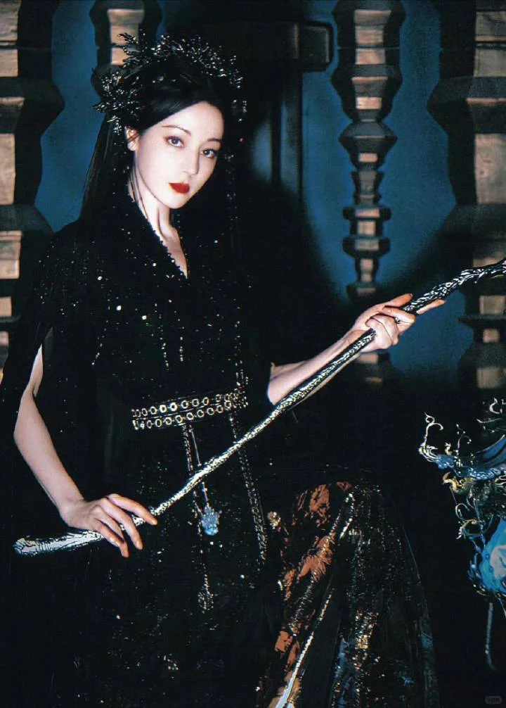 我们贺思慕的衣服明明是五彩斑斓的黑