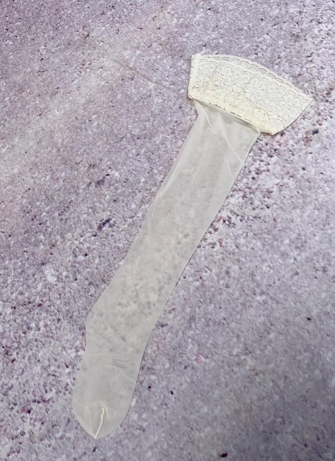 一眼沦陷！乳白色蕾丝高筒丝袜