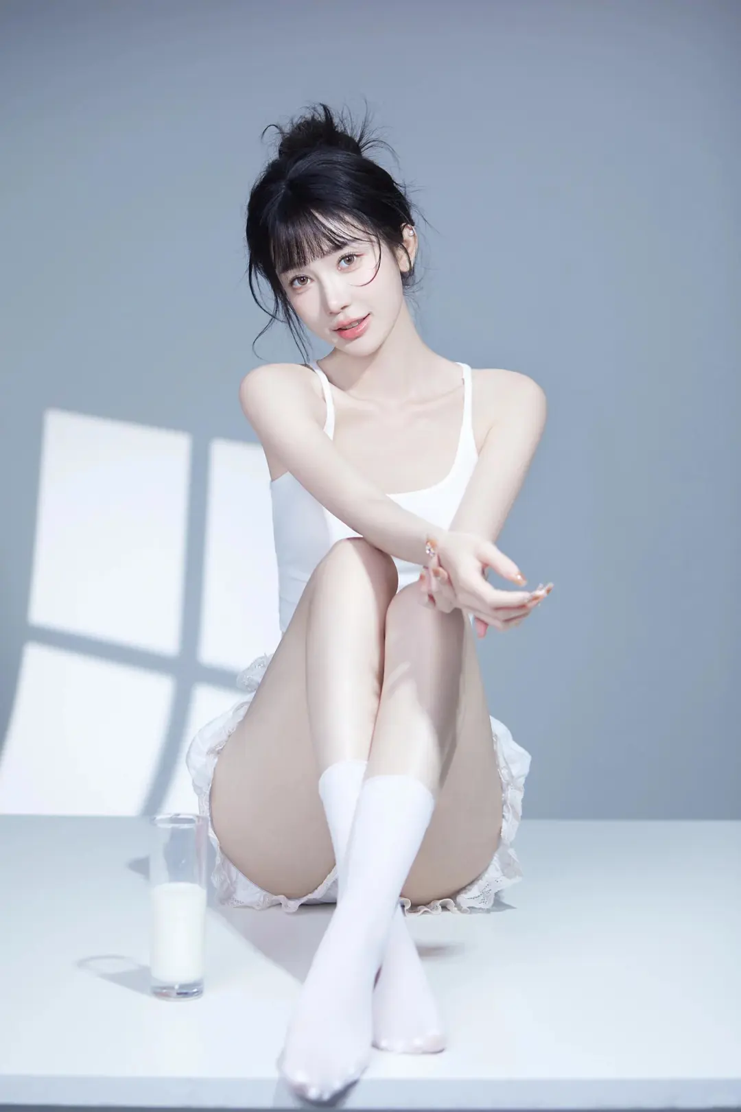 光影间的少女纯真姿态 个人写真 纯欲风