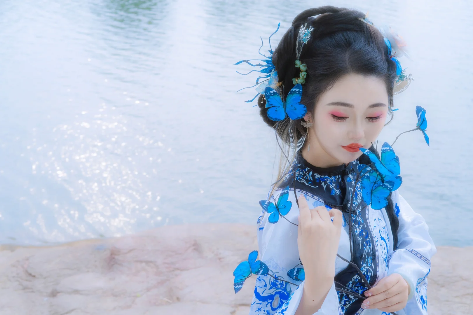 那个湖，那个她，那个她逃不过时代的羁绊
