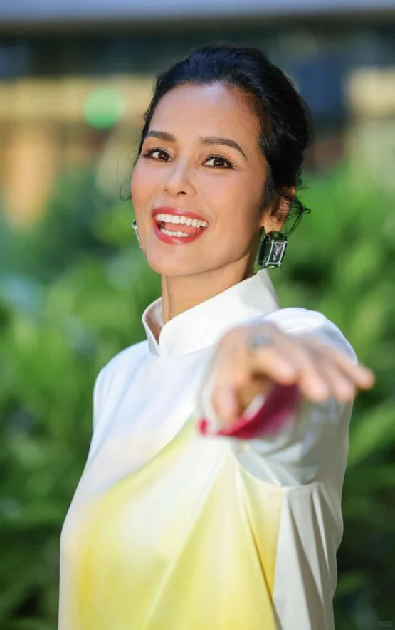 61 岁韦唯晒美照，白吊带绿花裙超惬意