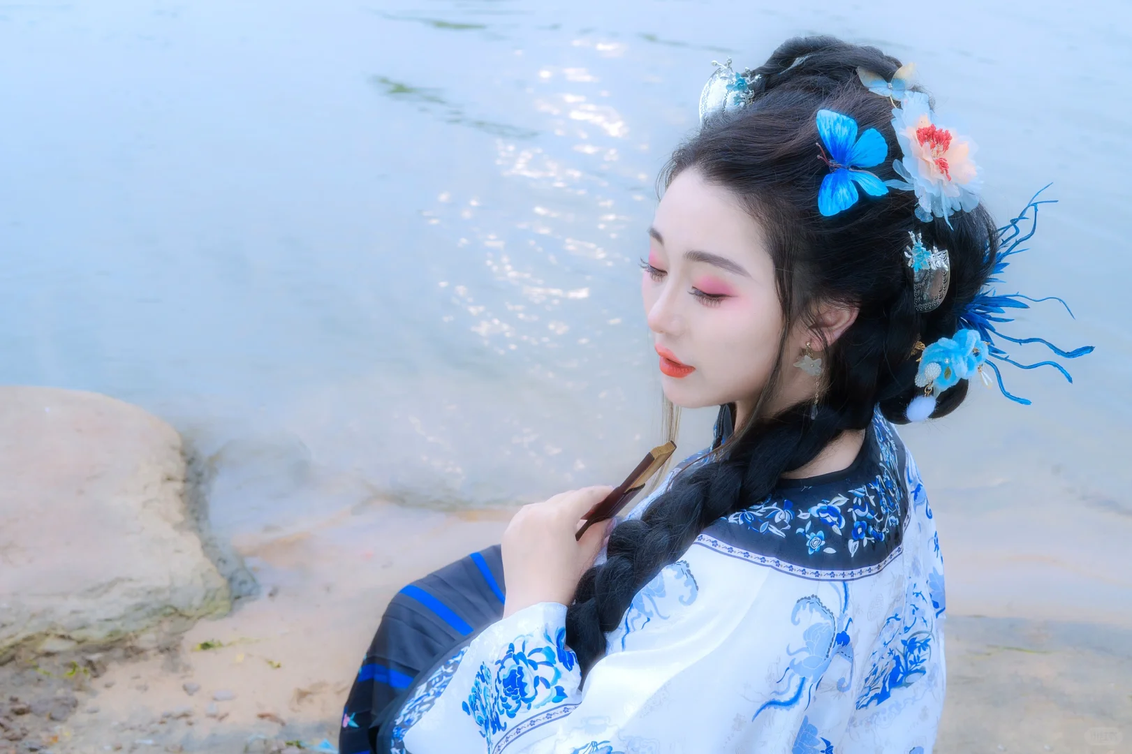 那个湖，那个她，那个她逃不过时代的羁绊