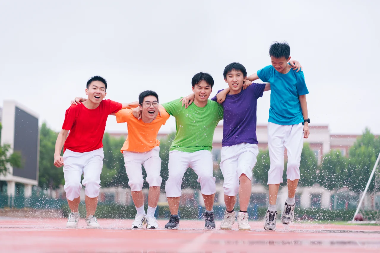 玫瑰留在了盛夏，少年闯荡于笔下