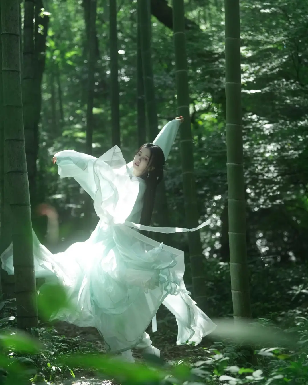 许龄月｜素雅清冷，竹林中的美人款款走来～