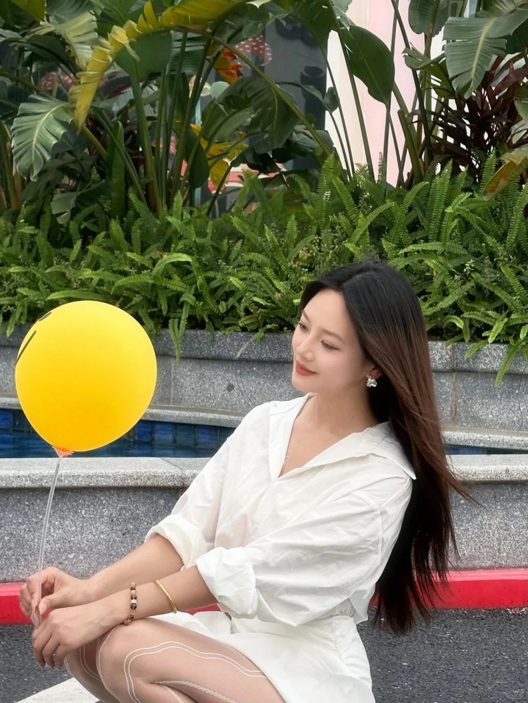 “白色连衣裙+电波袜”，精致优雅，温婉秀美