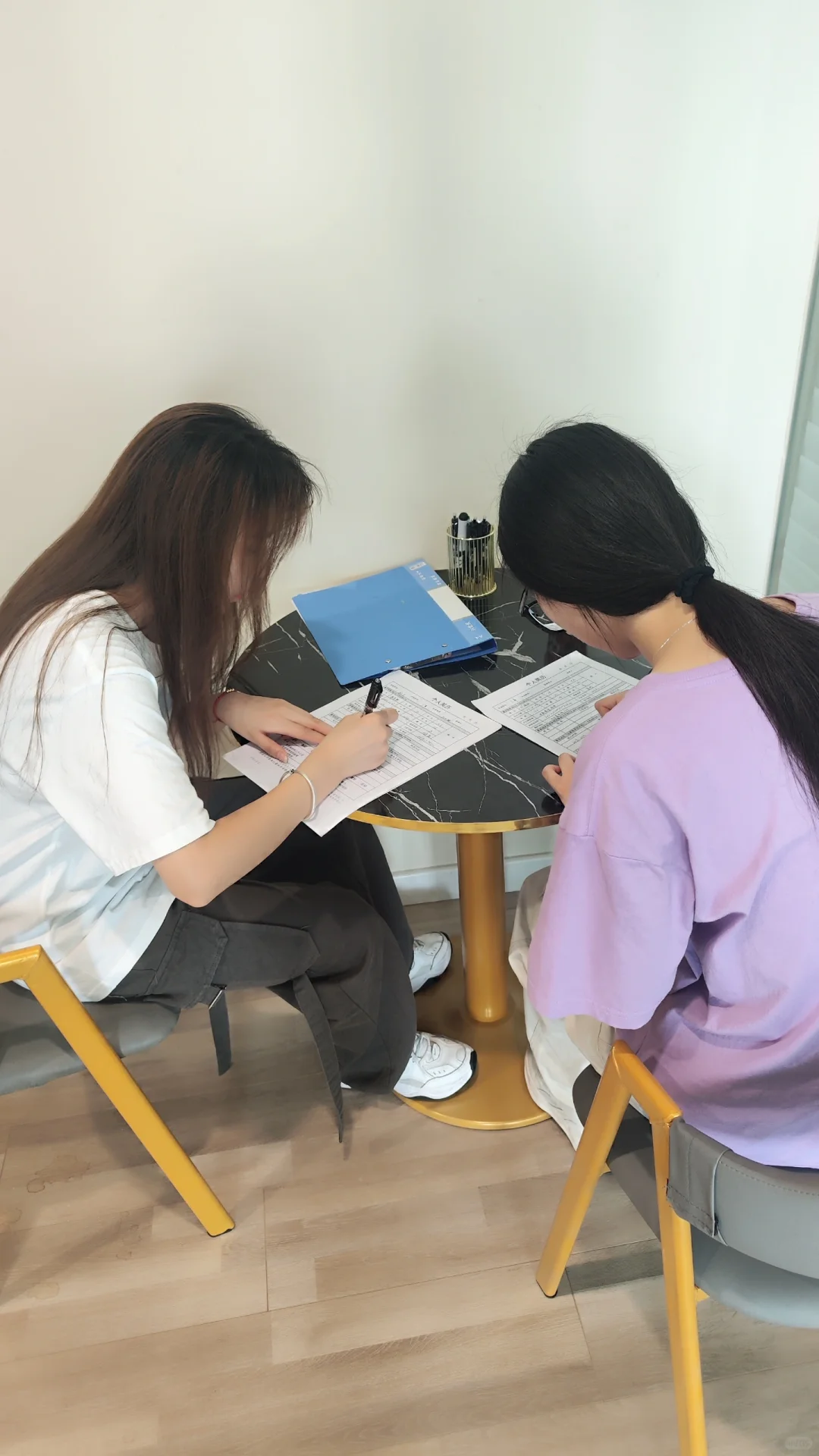 两位小姐姐结伴面试模特