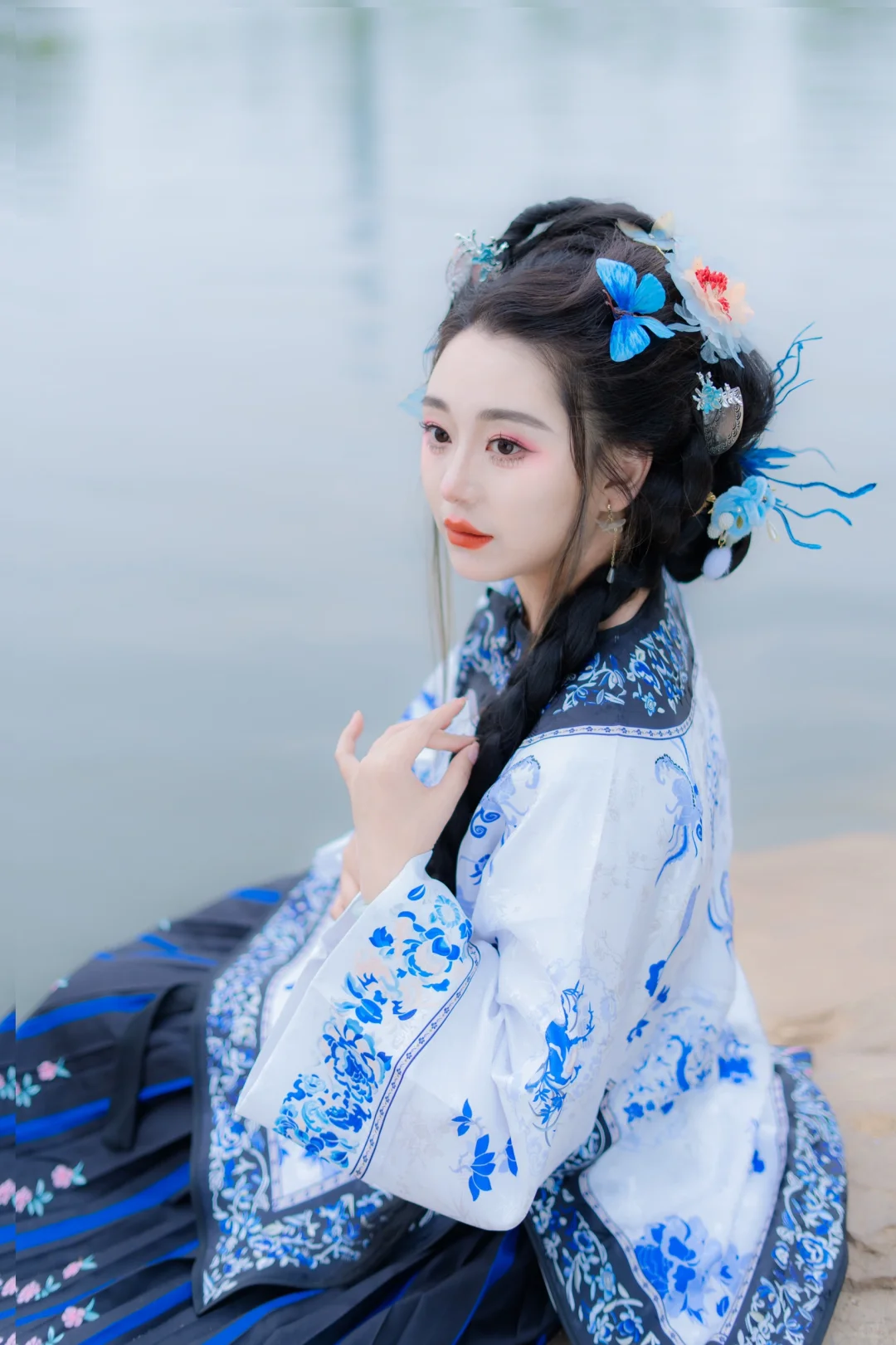 那个湖，那个她，那个她逃不过时代的羁绊