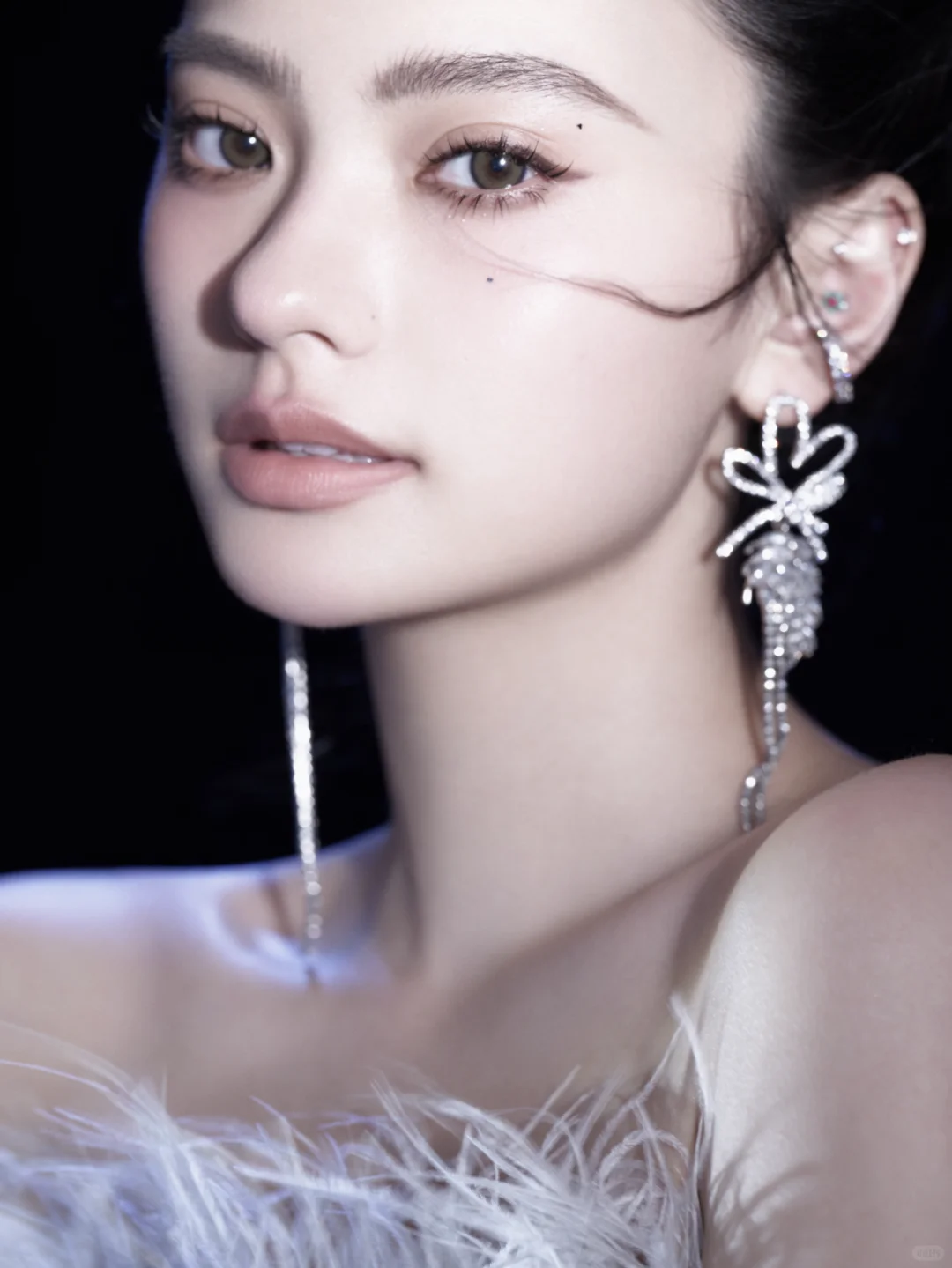 媲美明星，美若天仙的白色流光羽毛裙写真