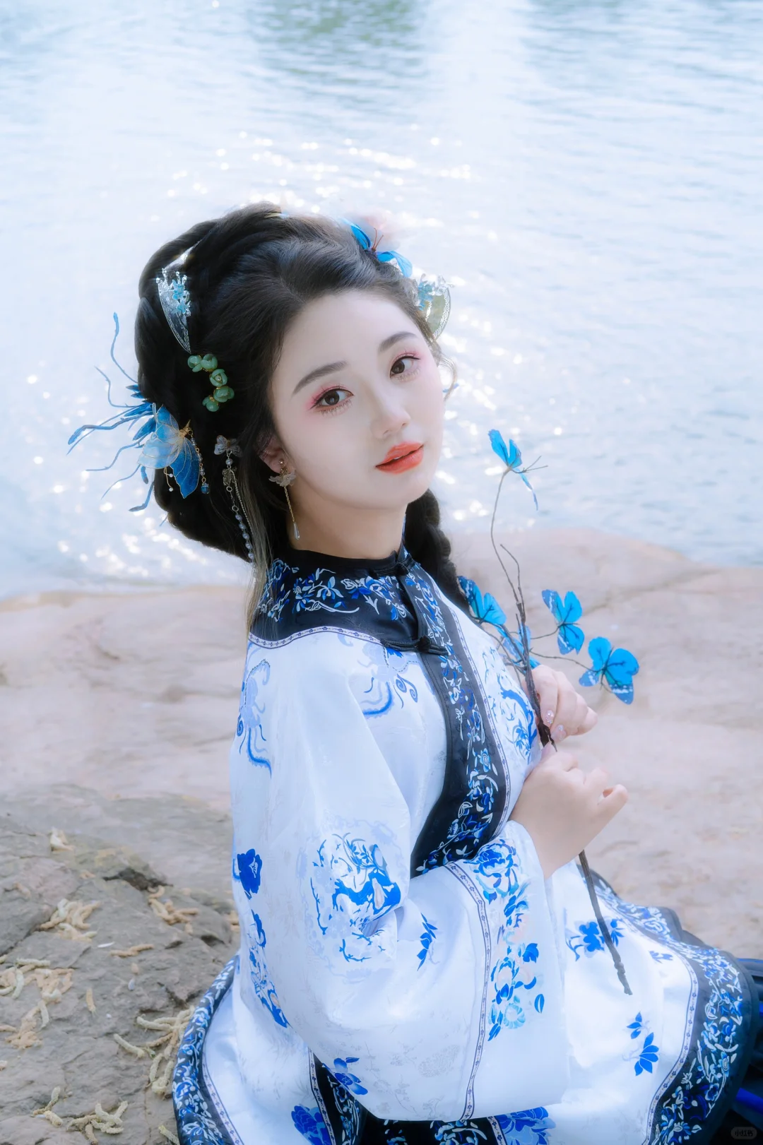 那个湖，那个她，那个她逃不过时代的羁绊