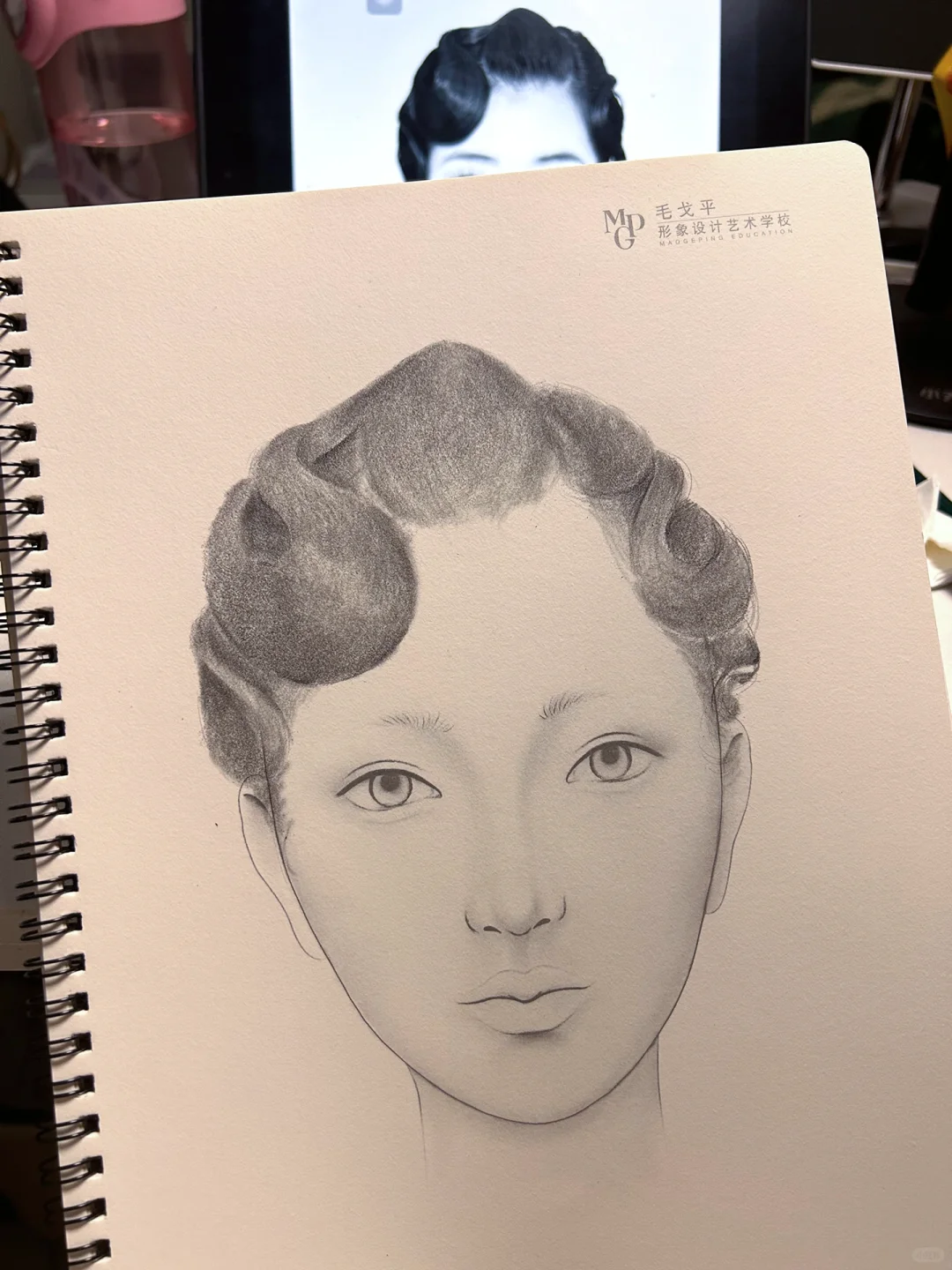 毛戈平轻欧式手推波美人图！这头发你服不服？