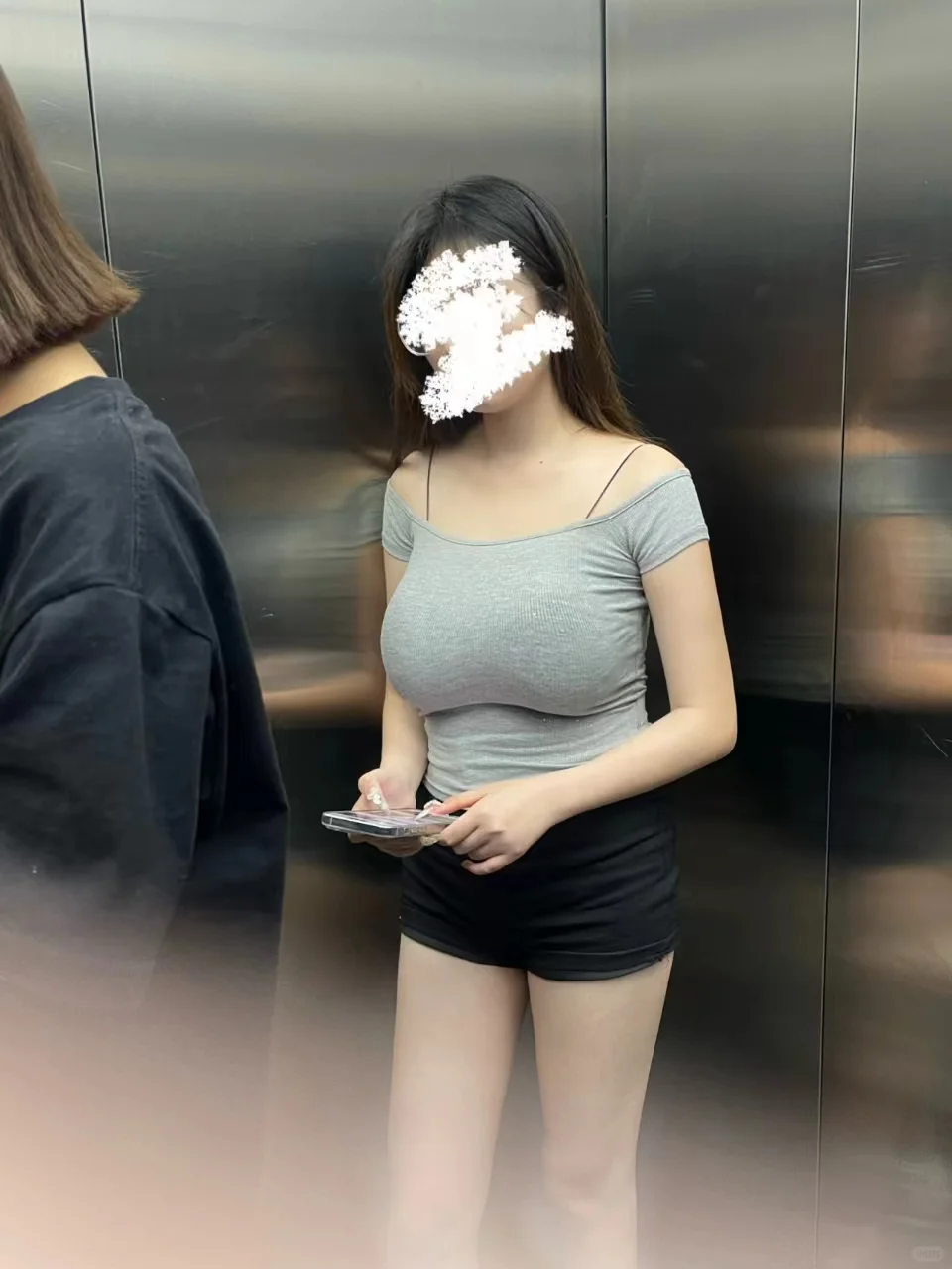 在电梯看到的 这他爸的都敢穿出门？！