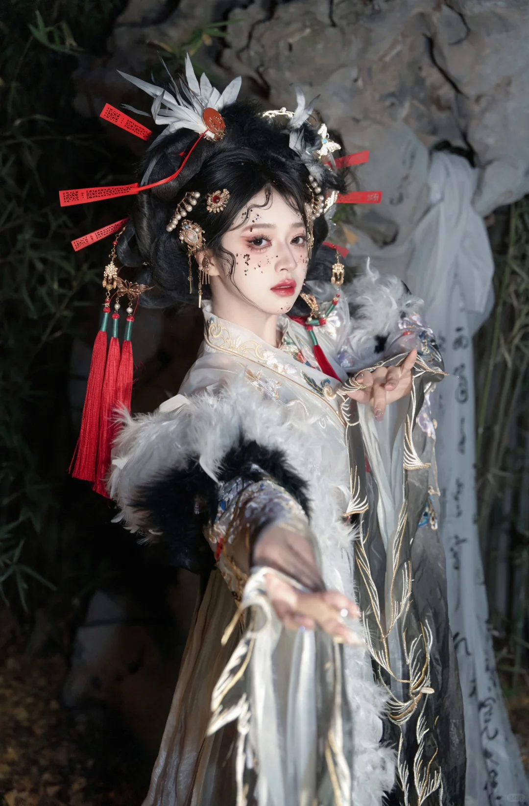浮生暫寄梦中梦，世事如聞风里風