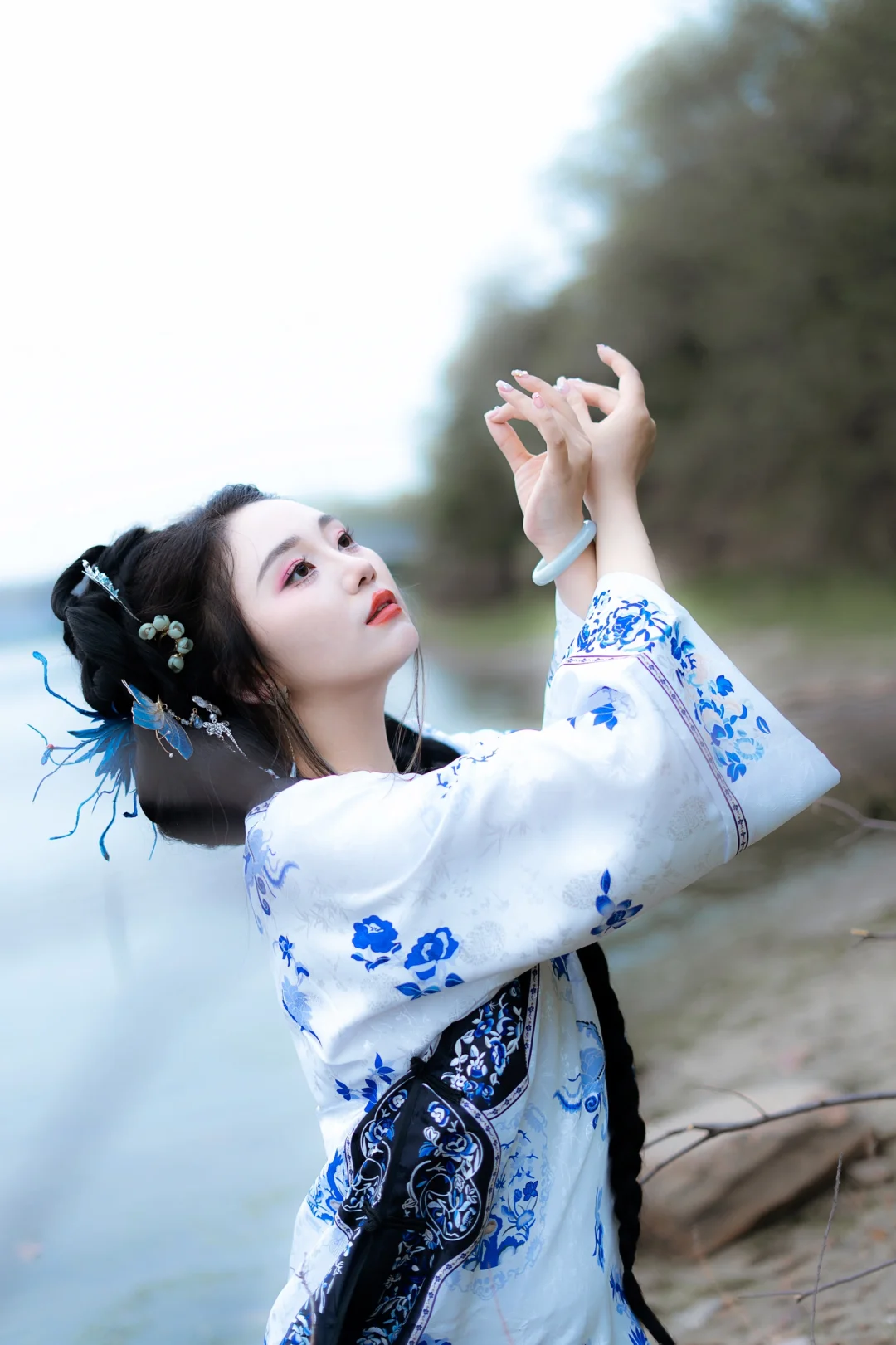 那个湖，那个她，那个她逃不过时代的羁绊