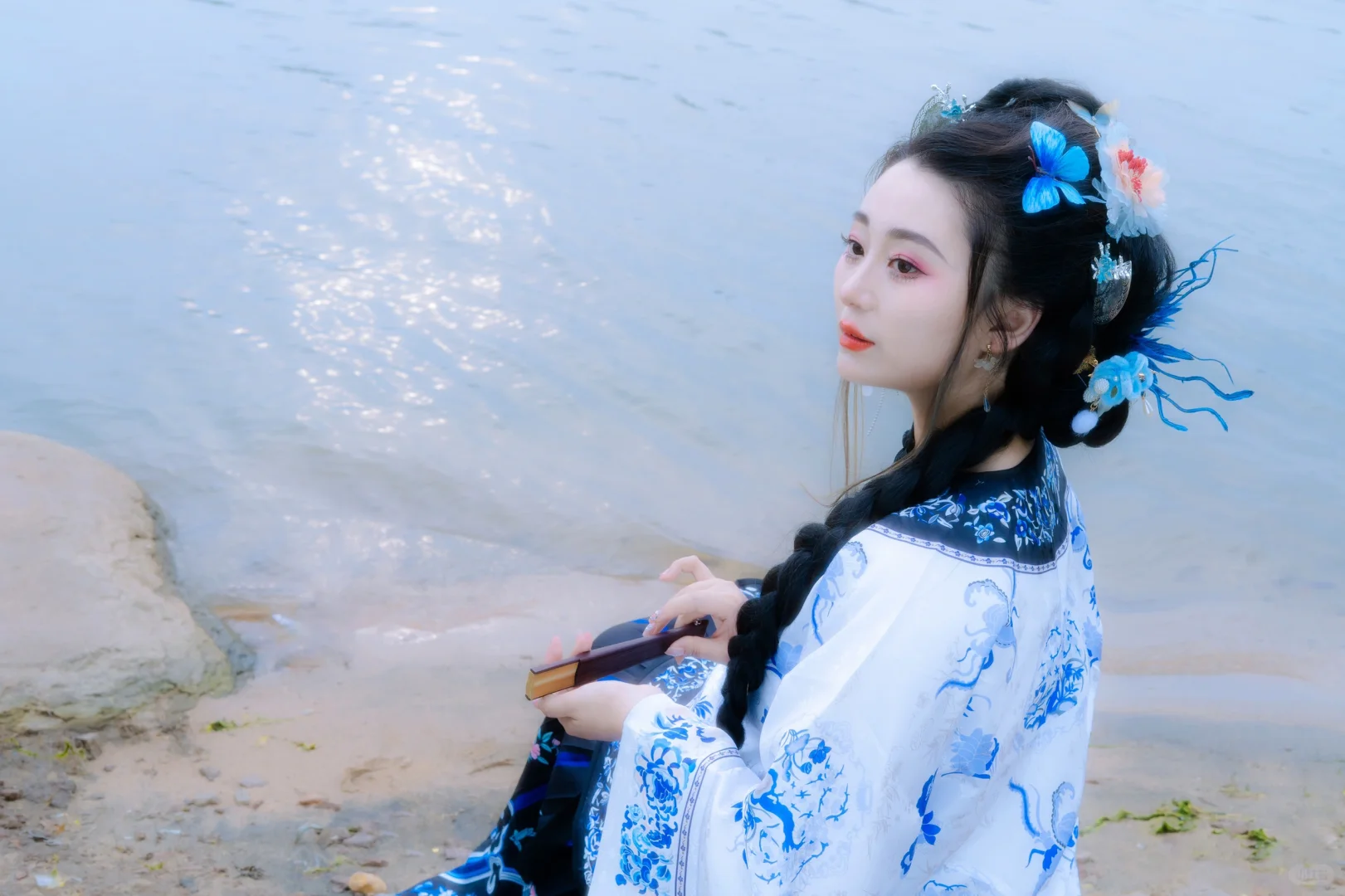 那个湖，那个她，那个她逃不过时代的羁绊