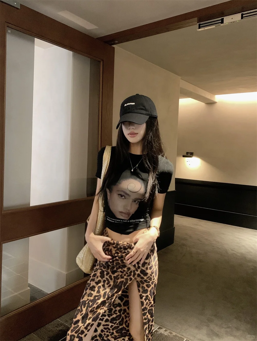 黑Tee & 豹纹开叉辣妹裙