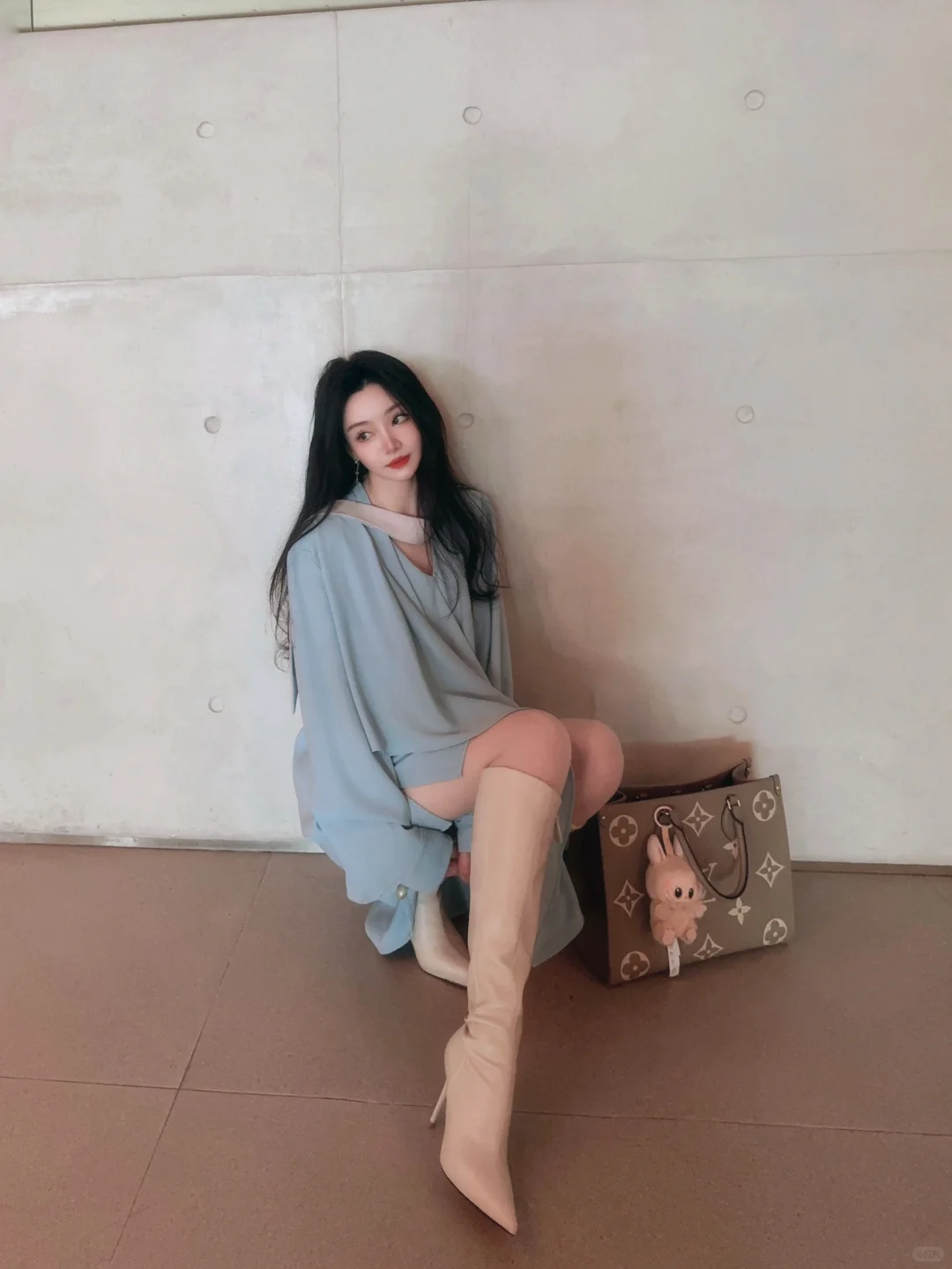 她看起来好漂亮 得想个办法和她约会