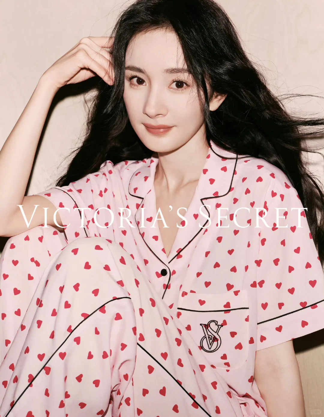 杨幂演绎维密睡袍，玫瑰粉风情万种