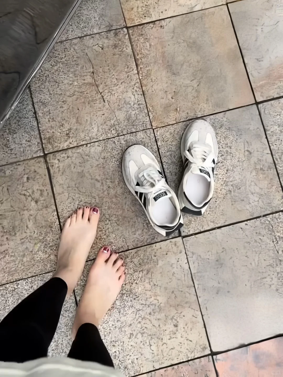 雨落清凉，赤足之美：小脚丫书写雨天浪漫故事