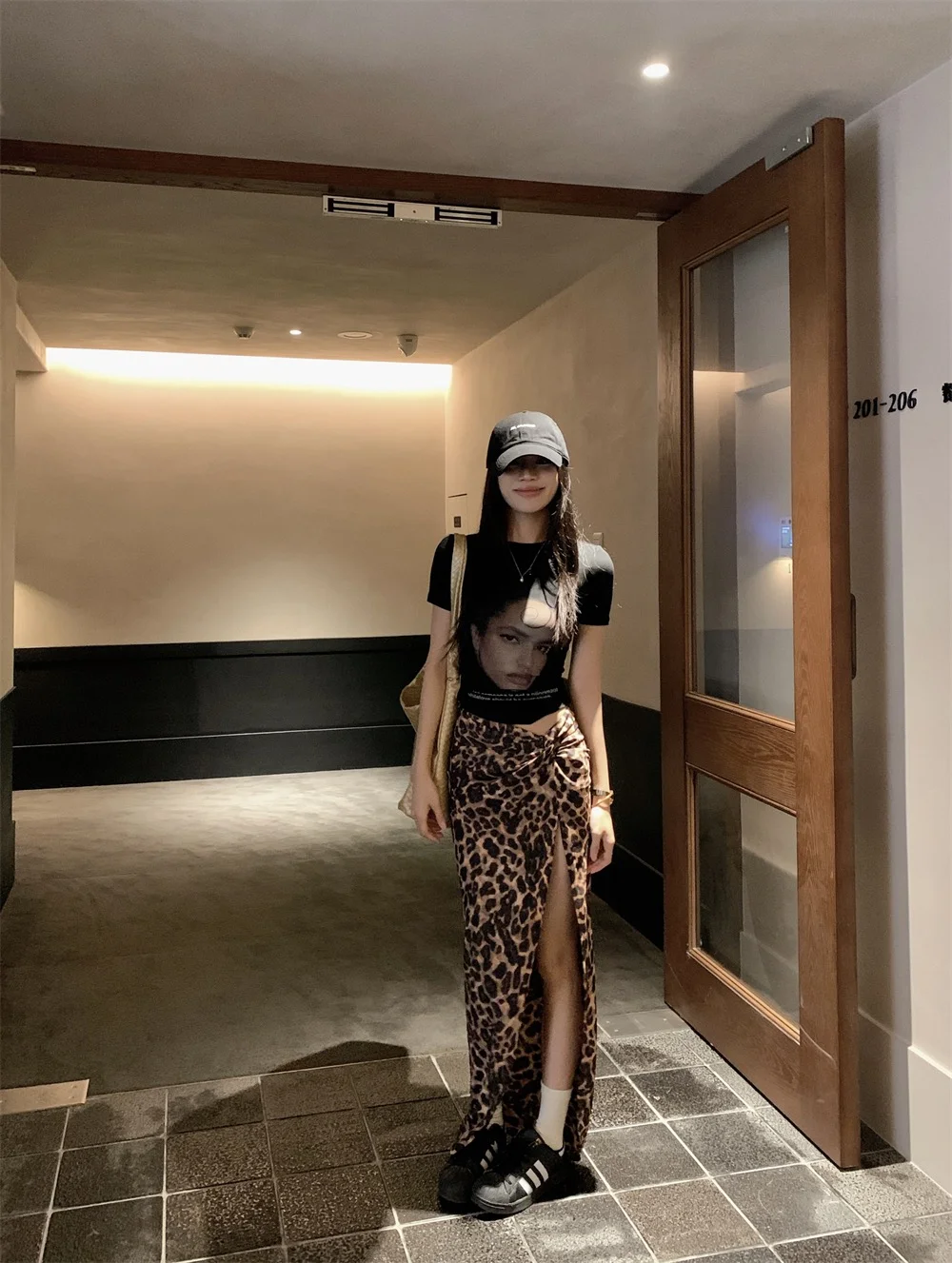 黑Tee & 豹纹开叉辣妹裙