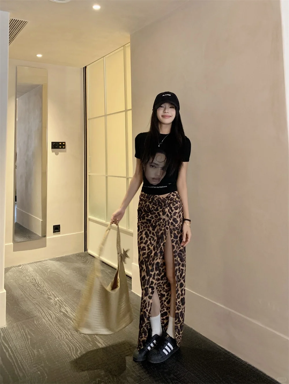 黑Tee & 豹纹开叉辣妹裙