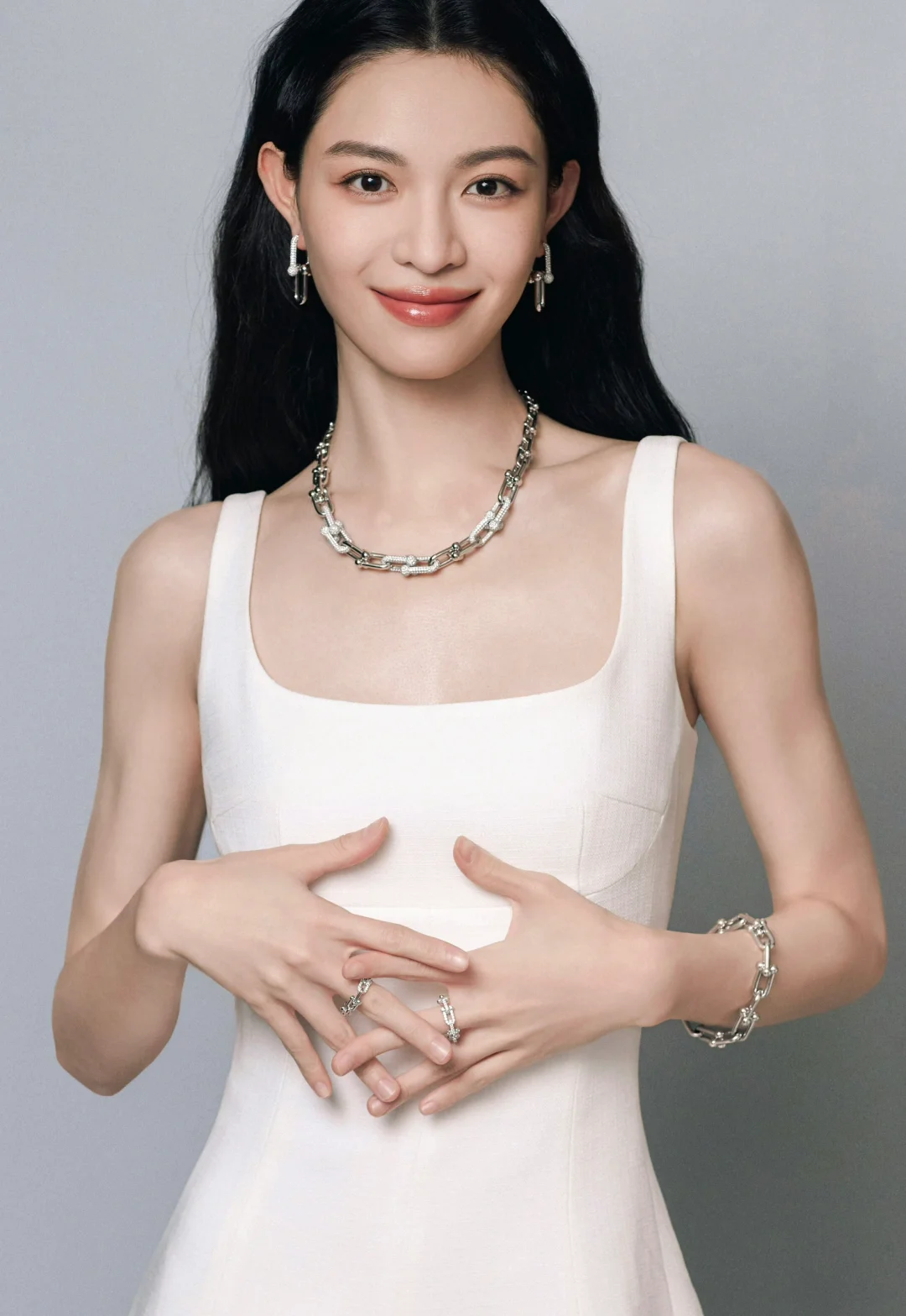 谁懂 钟楚曦美得直白爽朗又干脆