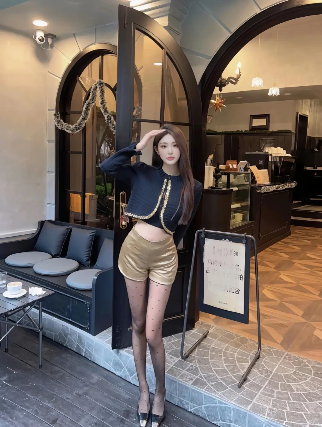 秋意浓，短款外套搭配亮片小短裤正当时