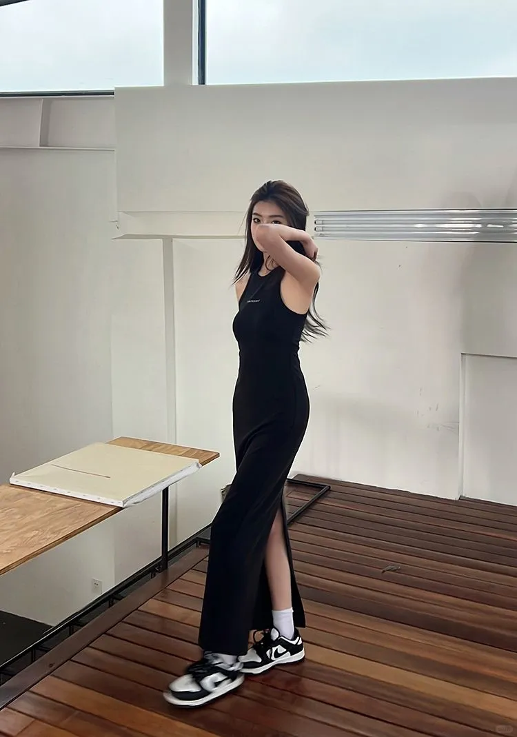 辣妹必备，黑色吊带裙性感又高级💖