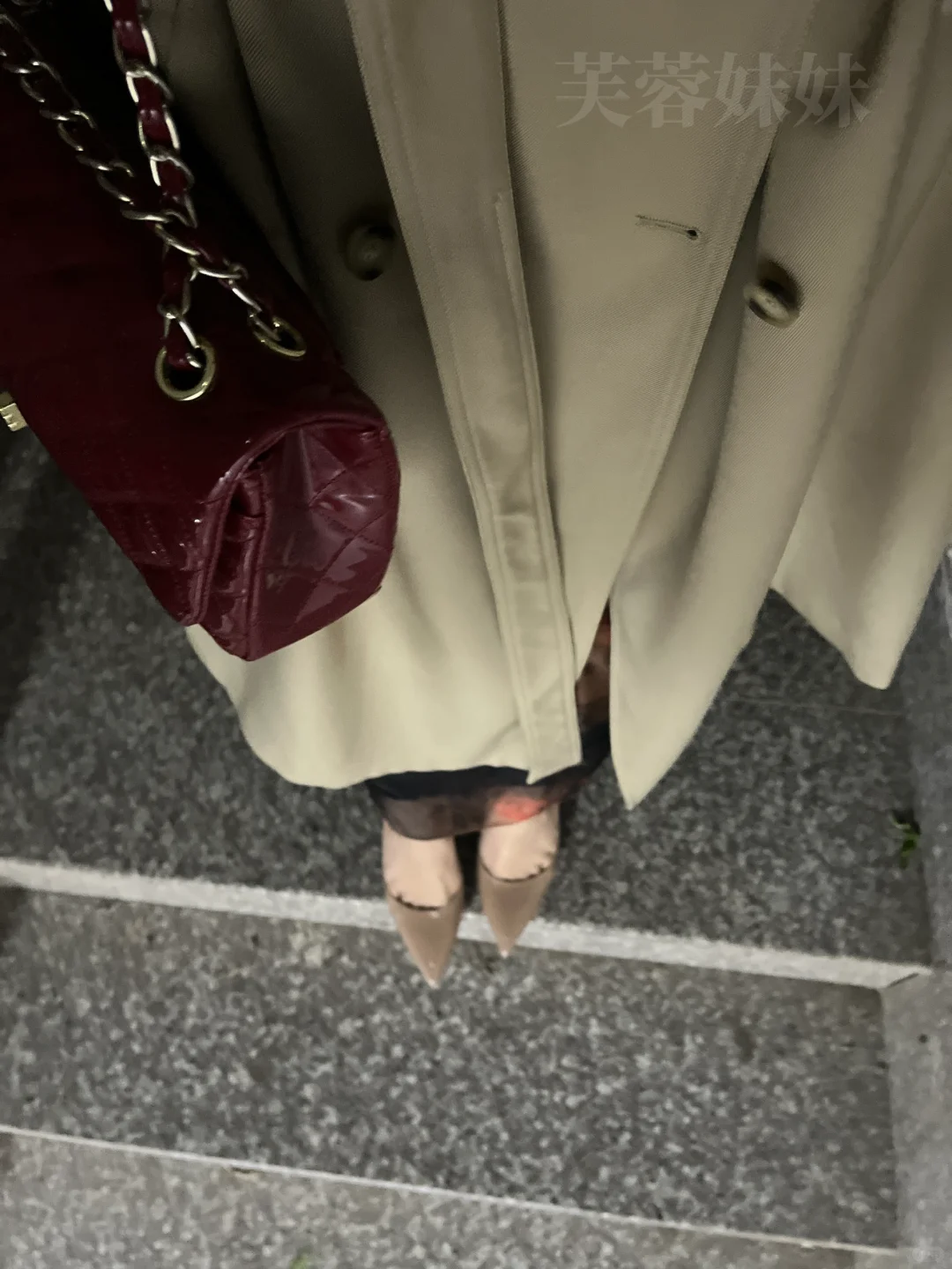 无语至极，路灯下等了会儿人被当…