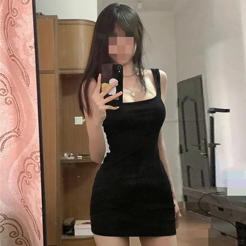 这款黑色吊带裙，辣妹风十足，显瘦又显白💖