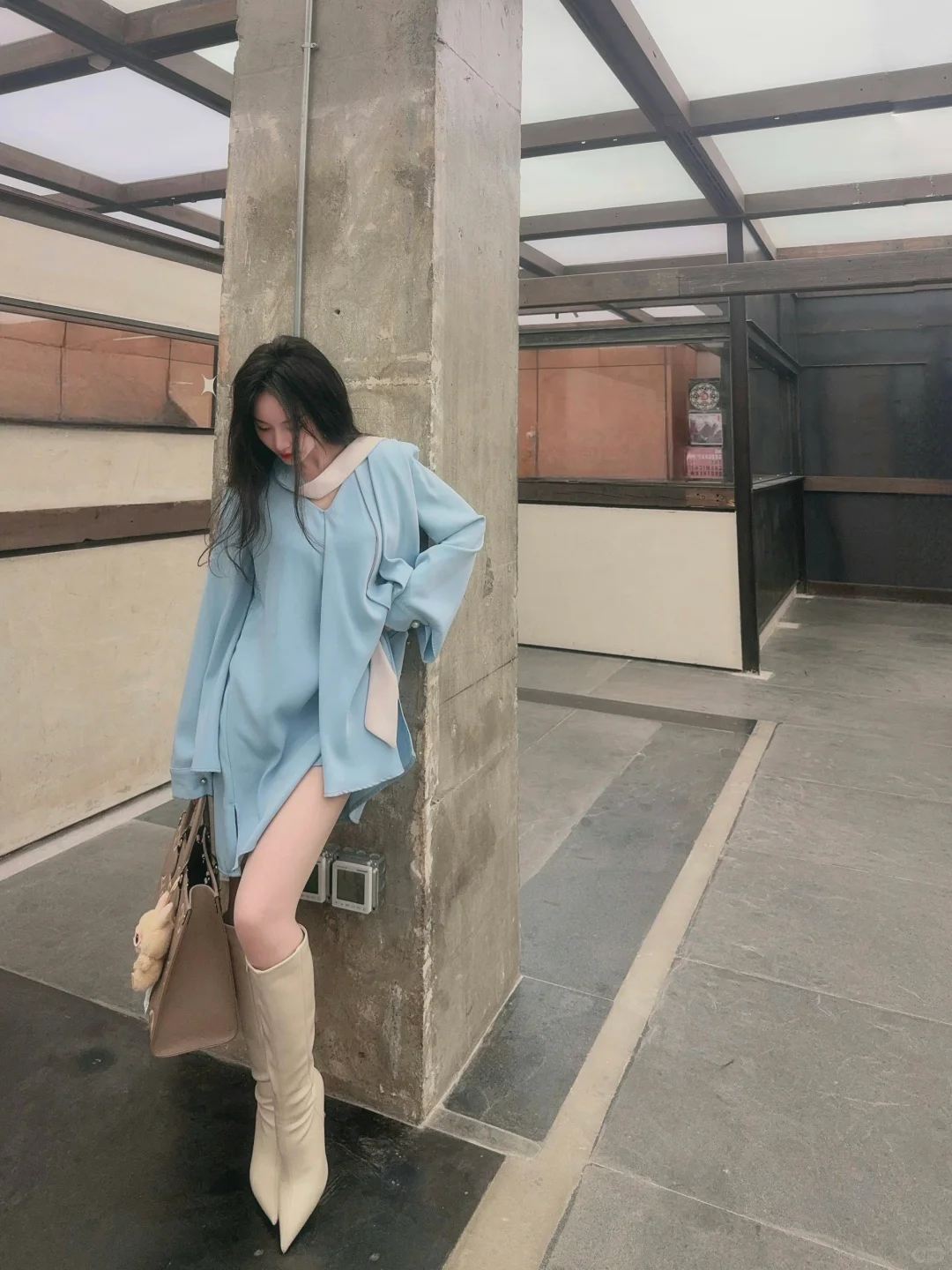 她看起来好漂亮 得想个办法和她约会
