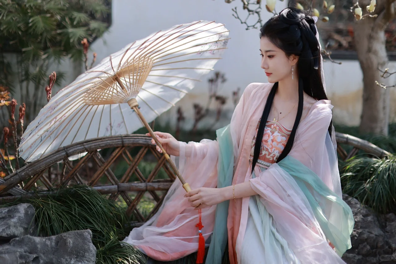 皎皎玉兰花，不受缁尘垢