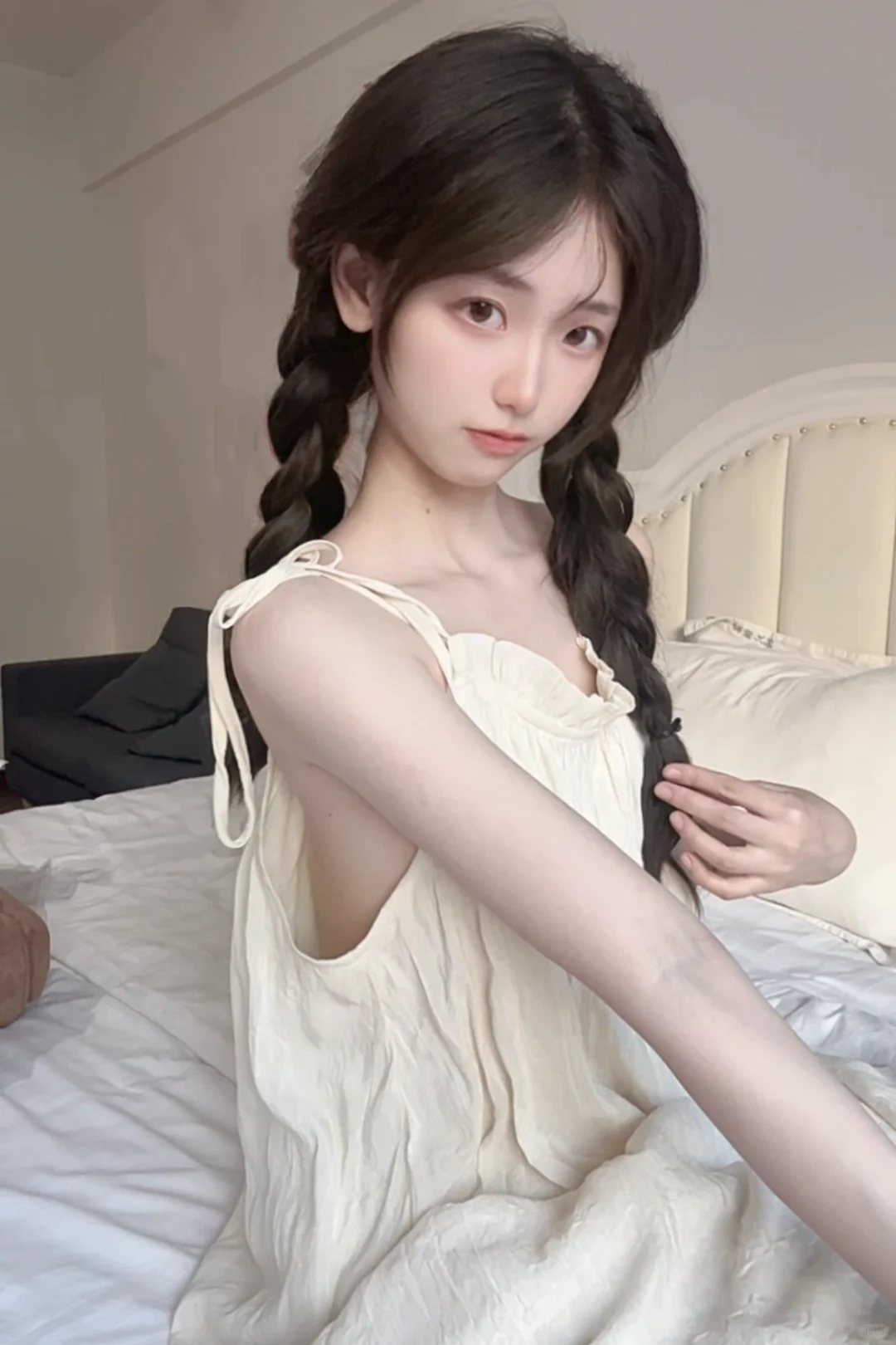 今天是麻花辫 翘脚脚小金