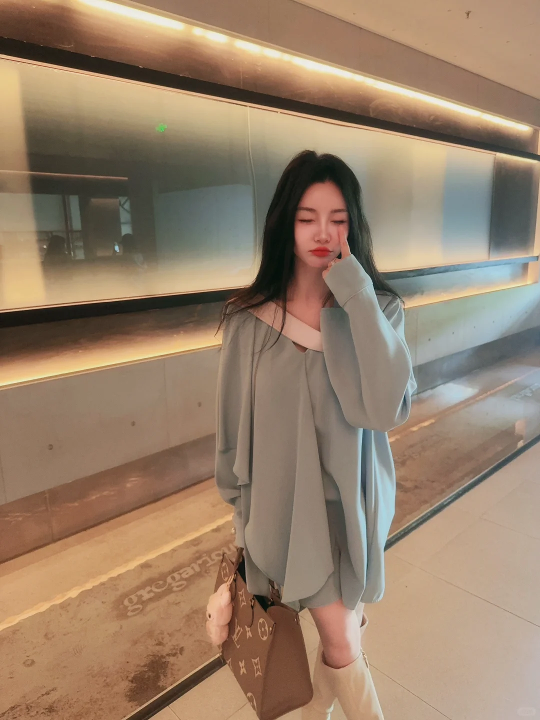 她看起来好漂亮 得想个办法和她约会