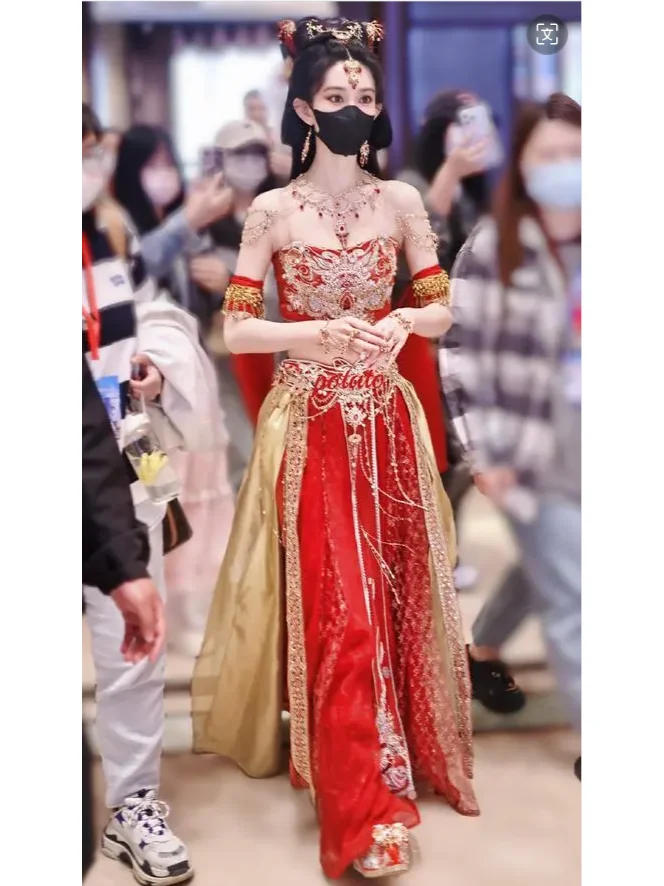 孟子义惊艳COS妲己，红色长裙妩媚动人