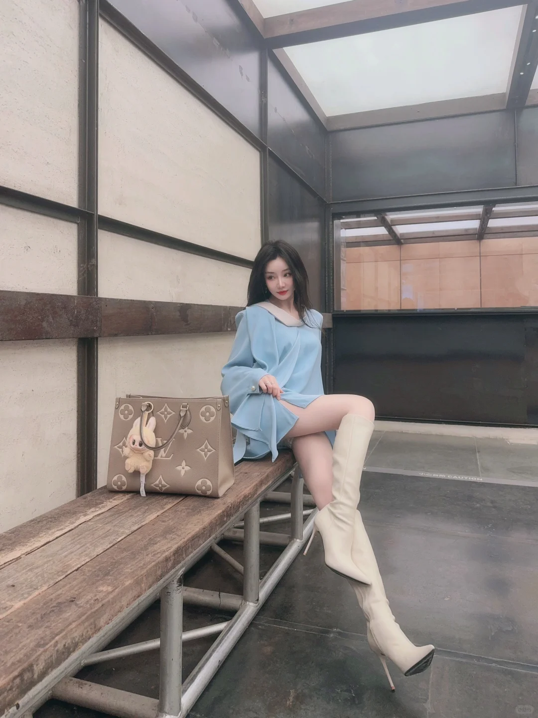 她看起来好漂亮 得想个办法和她约会