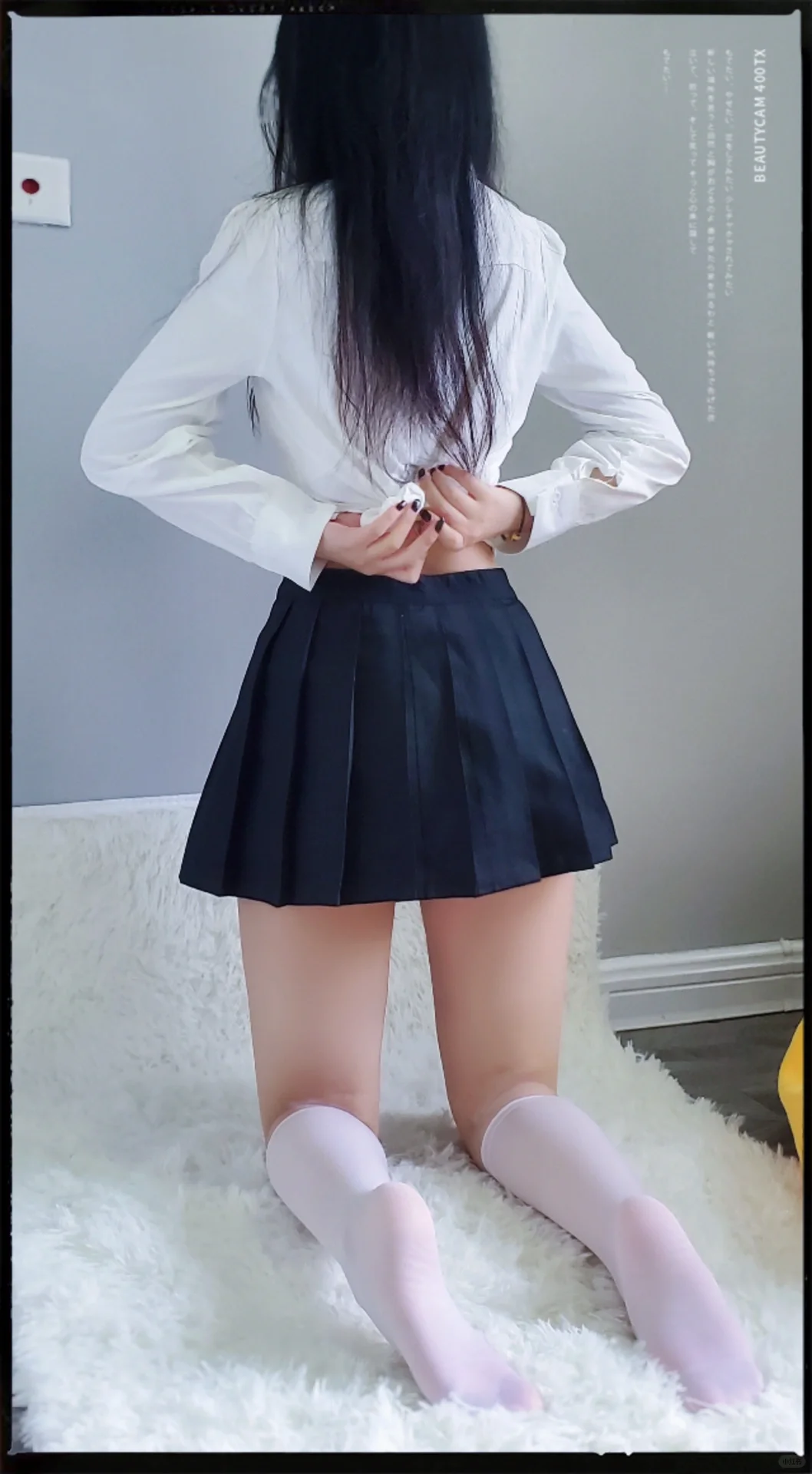 愣着干嘛啦笨蛋，帮我穿下衣服啦！！